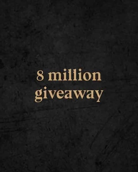 ティボ・クルトゥワのインスタグラム：「8 million followers, that’s amazing!! To thank you, I’m giving away my El Clásico signed shirt. Participate now through the link in bio! 👕」