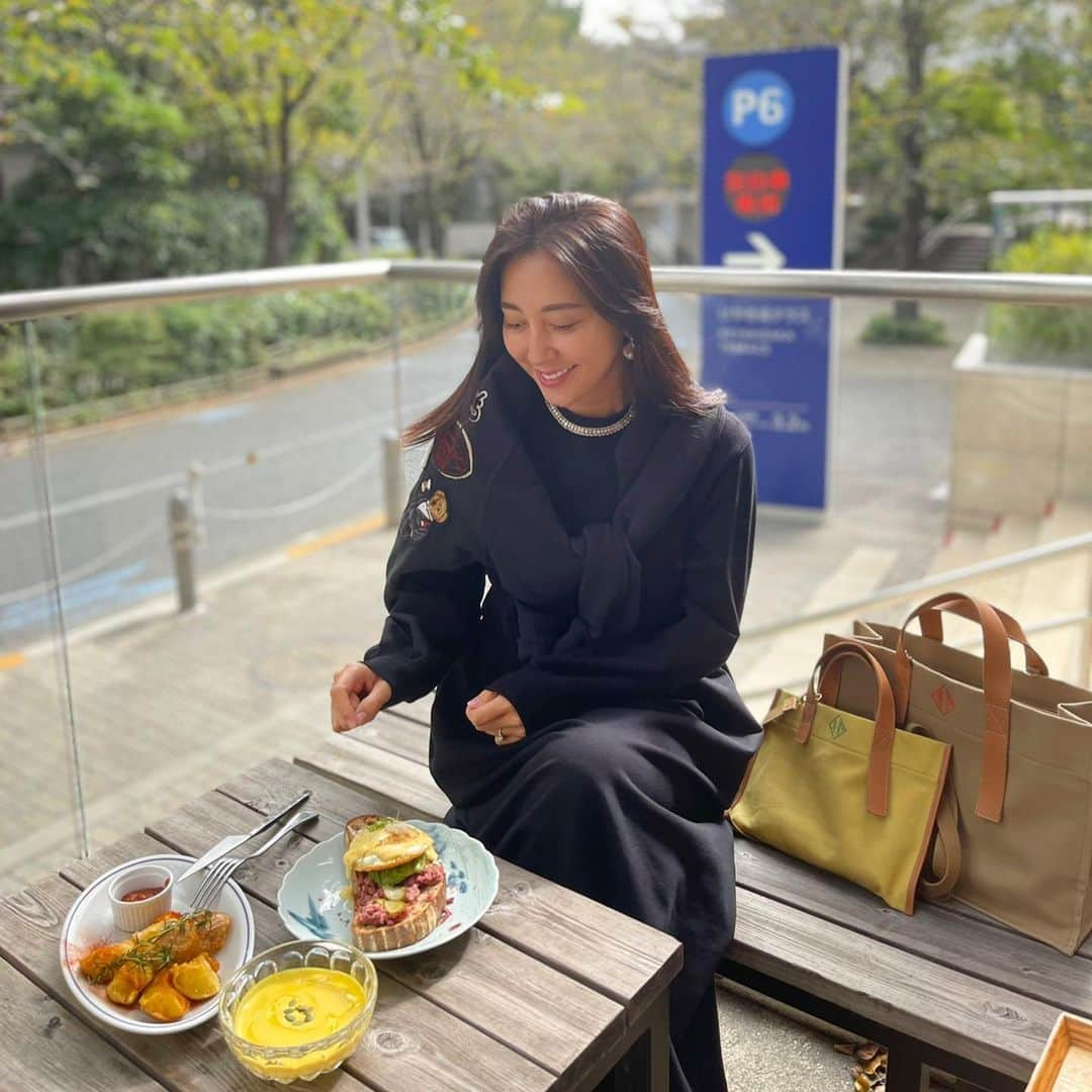 小川ひとみさんのインスタグラム写真 - (小川ひとみInstagram)「今日のlunchは @bricolage_bread_restaurant  今朝は朝から打ち合わせがあったので ホッと一息🥪🥖❤️  届いたばかりの  @akinyc Akiちゃんと @synetokyo_official  コラボののワンピース スウェット素材、コクーン型の張り感が すごく着やすい&合わせやすい🥰 これはヘビロテ間違いなしだね❤️‍🔥 #coordinate #black #love #tokyo」10月21日 17時52分 - hitomy220