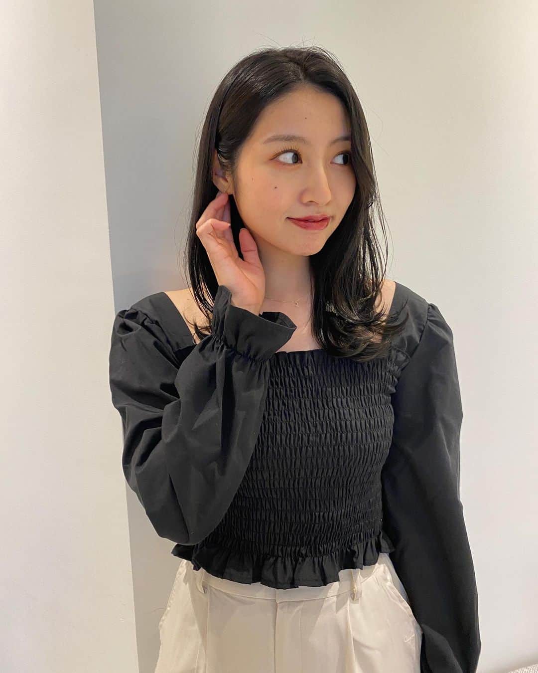青島妃菜さんのインスタグラム写真 - (青島妃菜Instagram)「. えへへ☺︎カラーしてきたよ。 可愛いカラーでしょ😮‍💨💞 暗い髪色、、落ち着く。 @sayuri.loness さん いつもありがとうございます🎶✨」10月21日 17時58分 - hina1226_01