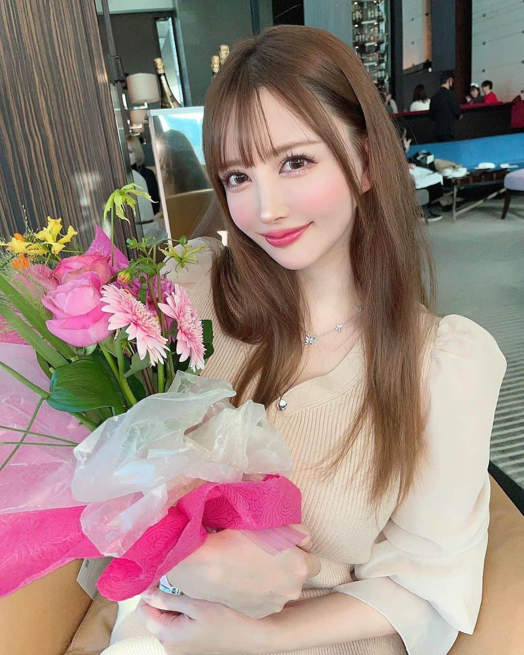 蘭子のインスタグラム：「大事な日の前には絶対に @rrsalon_ で髪の毛のメンテ✨ . 12トーンのアッシュ✖️髪質改善トリートメント💓 もう @rrs_jun さんが私の髪の全てを知り尽くしてくれているから いつも安心しておまかせしてます✨ . そして猛暑⇒極寒に変わったのに 真夏の格好で家を出てしまい 優しいじゅんさんに毛布を恵んでいただき(🤣) 家出少女ルックで なんとか生きて帰ることが出来ました🥺 ありがとうございました！！ . この時期天気予報はこまめにチェックしないとですね🥺❣️🍃 . 皆さんも風邪をひかないように🥺 . . . .  #外苑前#表参道#ヘアサロン #美容院 #ヘアモデル#サロモ#サロモ撮影#写真好きな人と繋がりたい#写真で伝えたい私の世界#写真部#写真が好きな人と繋がりたい#カメラ女子#カメラ好きな人と繋がりたい#カメラのある生活#カメラ好き#カメラ部 #ミネコラ  #ヘアカラー #髪質改善トリートメント#miia」
