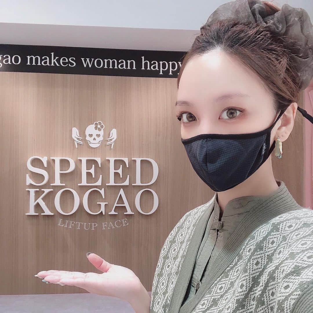 ざわちんのインスタグラム：「Speed KOGAO(銀座店)で 小顔矯正してきました❣️ 2枚目の写真wwwwww  小顔矯正とハイフと美顔器の 3種を一気にできちゃうの☺️ はしごしなくていいから めちゃくちゃええ✨  歪みまで徐々に整えていきながら小顔に。  私はどれも痛みを感じなくて むしろ気持ちよくて寝るレベル😴  お酒で浮腫んだ顔がかなりスッキリして 輪郭がかなりシュッとした😂👏✨  またなにかあるときは駆けつけよう。  #Speed小顔 #スピード小顔 #痛くない小顔矯正 #美容整骨 #スピード小顔クリニックハイフ #Speed小顔CLINICHIFU #ディアモール梅田 #新店舗オープン #ディアモール大阪 #ハーゲンダッツプレゼント」