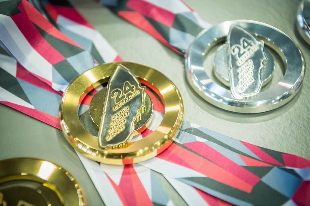 豊田章男さんのインスタグラム写真 - (豊田章男Instagram)「. 8月21、22日に決勝が行われたル・マン24時間レースで総合優勝、準優勝に輝いたTOYOTA GAZOO Racingのドライバーたちの手元へ、トヨタの試作部による手づくりの金メダル・銀メダルが渡りました。  ちょうど、東京2020と同時期に開催されたル・マン。 モータースポーツもスポーツ、彼らもグローバル・チーム・トヨタ・アスリートの一員だと考え、先日の小林可夢偉選手、中嶋一貴選手に続いて、他のメンバーにもメダルを届けました。  可夢偉、マイク、ホセ、そして、一貴、セブ、ブレンドン、改めて、ワンツーフィニッシュをありがとう！  We honored the 1st and 2nd place winner of the 24 Hours Le Mans by sending them gold and silver medals. These medals were hand-made by Toyota's engineers.  Le Mans was held at the same time as Tokyo 2020. Motorsports are sports, so the drivers can also be members of the Global Team Toyota Athletes.   Kamui, Mike, Jose, Kazuki, Seb, and Brendon. Congratulations to all of you again!   #ルマン24時間レース #LeMans2021 #WEC2021 #TOYOTAGAZOORacing」10月21日 18時59分 - akiotoyoda_official