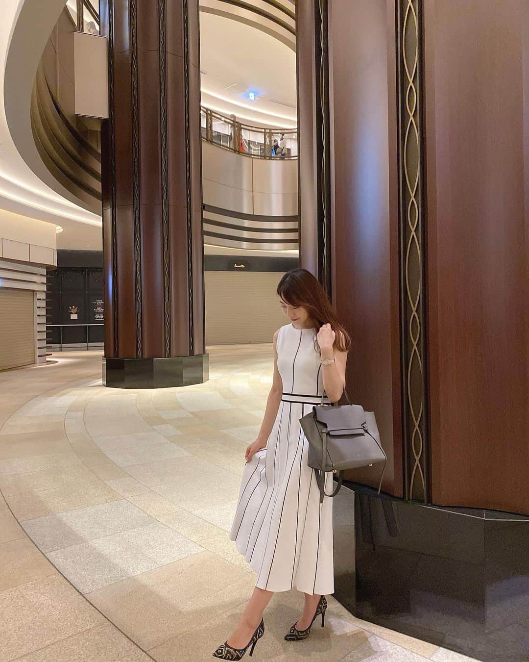 のインスタグラム：「・ ⁡ ⁡ ⁡ 明日は12月上旬の寒さって...❄️ 秋はどこいったの？🥺🍁 ⁡ ⁡ ⁡ ⁡ 白ワンピ🐮𓈒𓏸  @m_maglie_le_cassetto_official ⁡ #ワンピース #エムマーリエルカセット #👗 #bag #celine #👜 #shoes #diana  #ootd #fashion」