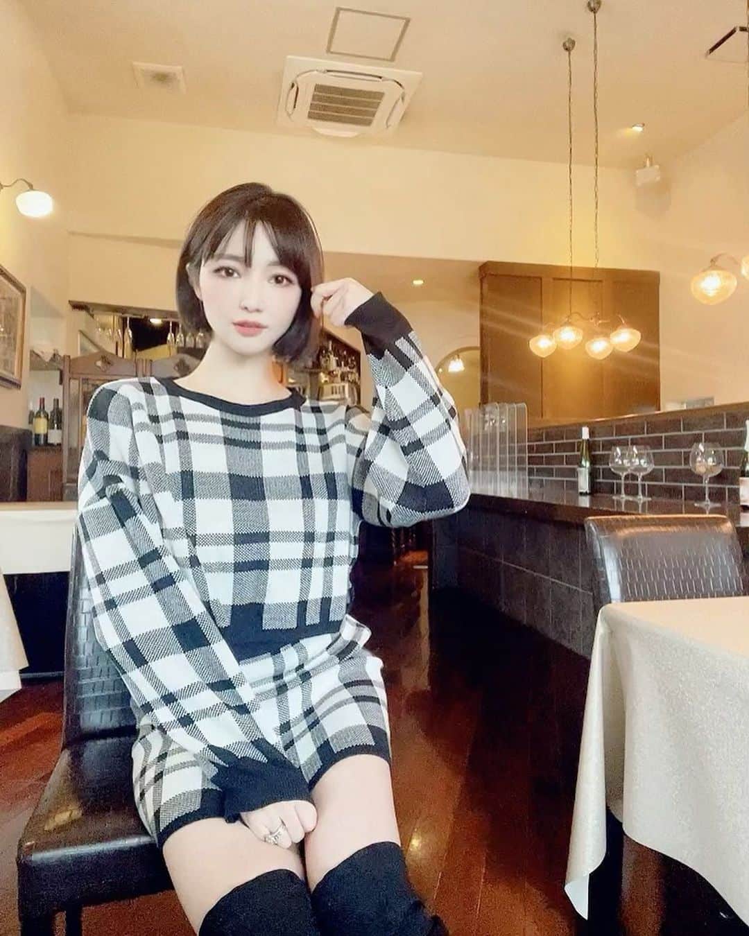 のインスタグラム：「今日は素敵な方と 湖畔の一軒家レストランで ヘルシーランチ💓  @selectshop.siriusblue  可愛いset upと @radyのニーハイブーツ  5枚目は隠し撮り😉  6枚目、最後の動画  いつもこうやって長回しして 静止画に切り抜いてるの❤︎  この服可愛いから撮影止まらない✨✨」