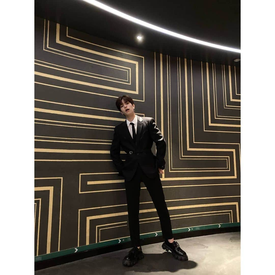 Stray Kidsさんのインスタグラム写真 - (Stray KidsInstagram)「My suit is black my suit is fresh🕶  #승스타그램」10月21日 19時50分 - realstraykids