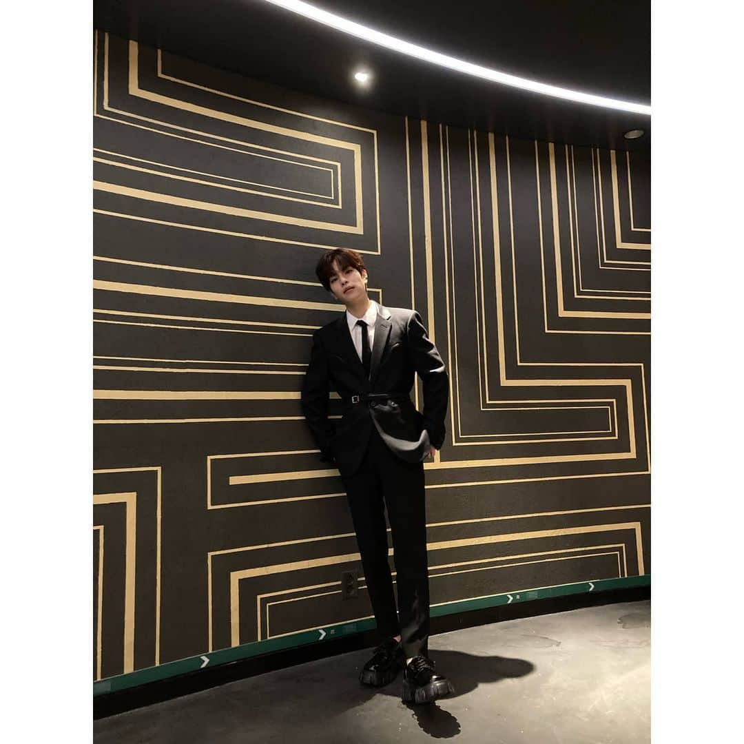 Stray Kidsさんのインスタグラム写真 - (Stray KidsInstagram)「My suit is black my suit is fresh🕶  #승스타그램」10月21日 19時50分 - realstraykids