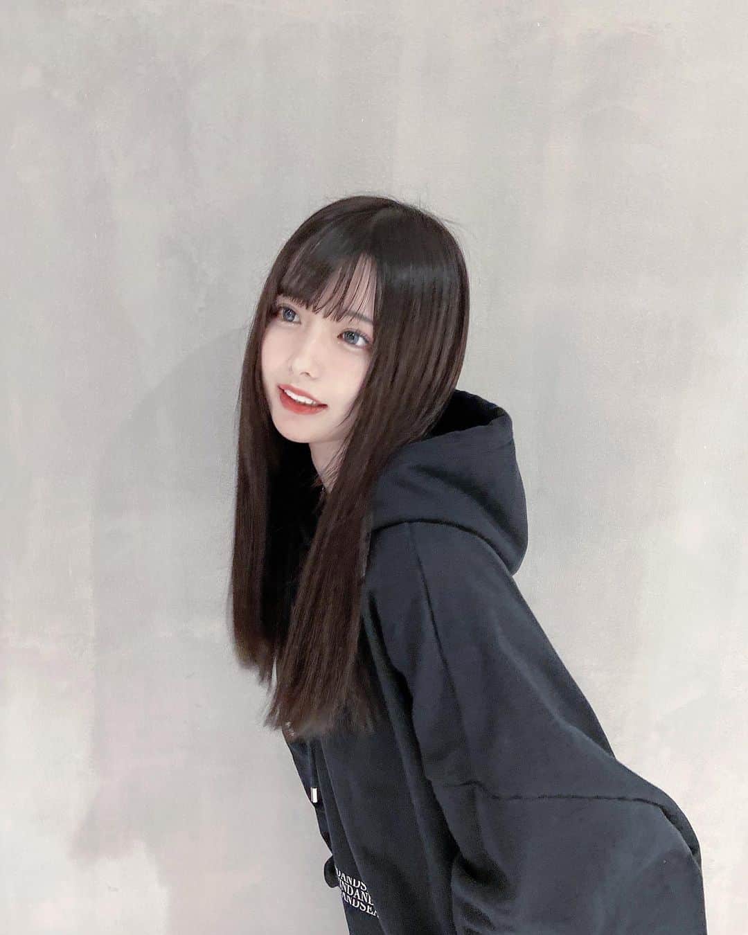 sarimaru(国木田さりまる)のインスタグラム：「ロングになりました💭🎶 久しぶりのエクステです☺︎✌︎ シールで150本付けてもらいました🥰  馴染み方完璧でエクステって言わなかったらわからないくらい自然で感激してます🙇🏻‍♀️💙  オリジナルのシャンプーも手に入れて幸 ダンディズムって香りのやつ使ってます🔅 めちゃくちゃ私好みの香りです🪐  @tamako_tamako  さんありがとうございました🙇🏻‍♀️💙」