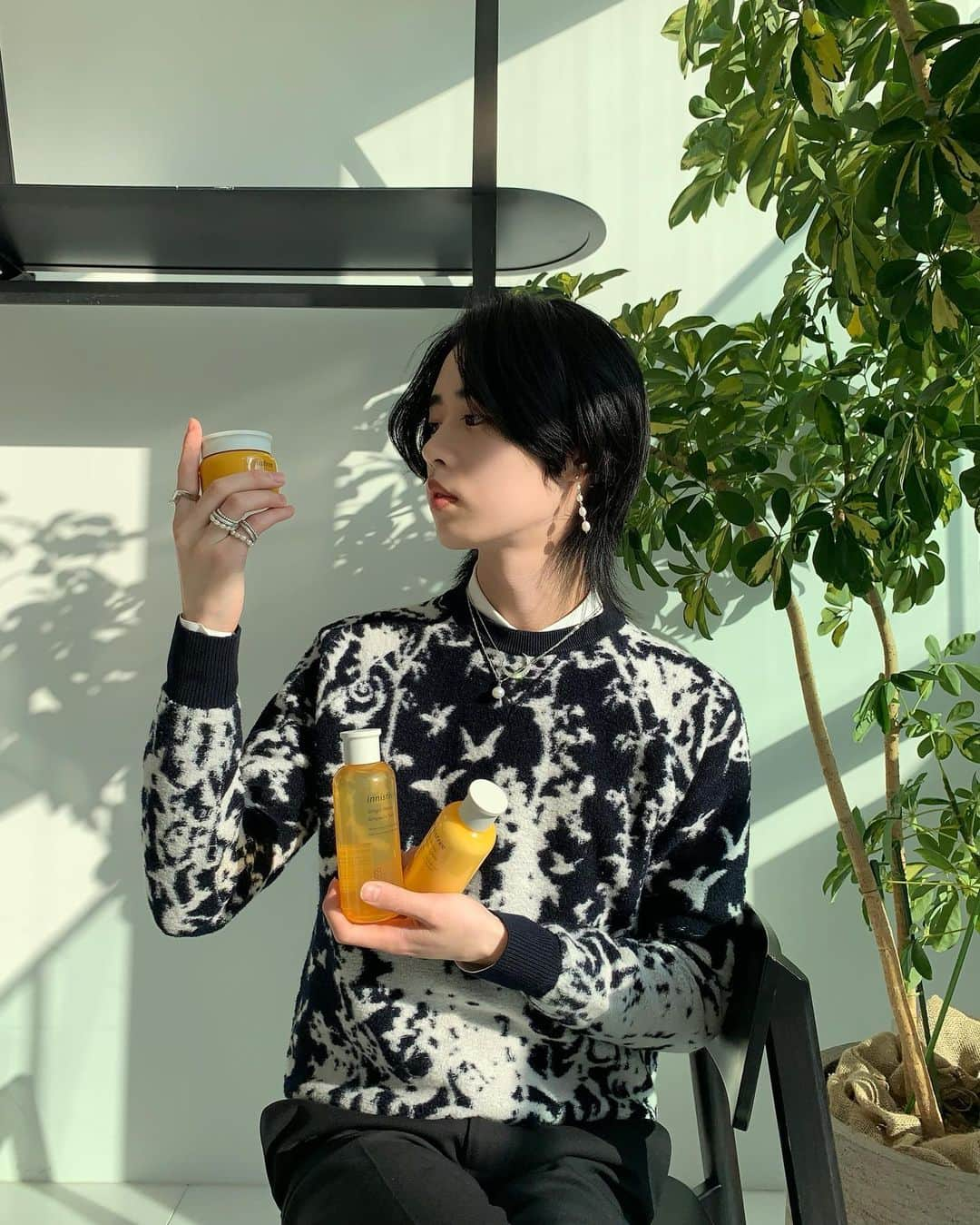 しょうきさんのインスタグラム写真 - (しょうきInstagram)「innisfreeの大人気スキンケア🍯🛁🛀 ⁡ 本番韓国で話題のラインナップ"ハニージンジャー"が 遂に日本でも発売だって😋✨ ⁡ ⁡ 最近少しずつ寒くなってきて 乾燥が気になるこれからの季節にぴったり!!!❄️🍂 ⁡ チェジュ島のユチェ(菜の花)の栄養分たっぷりなハチミツとショウガを贅沢に使用してて 特に化粧水の"ジンジャーハニー モイストスキン"は しっとりしたテクスチャーで美容液のような保湿力♨︎ 肌にスッと馴染む感じだよんっ👀 ⁡ 香りもハチミツやショウガのほんのり甘い感じで 毎日過ごすスキンケアタイムも存分に楽しめちゃう🎶 ⁡ ⁡ #イニスフリー #ジンジャーハニー #保湿シールド supported by innisfree ⁡ #innisfree #innisfreejapan #innisfriends #diormen #kimjones #kashiyamadaikanyama #サラサラ肌 #メンズ美容 #美容男子 #コスメ男子 #毛穴ケア #美白ケア #メンズスキンケア #メンズ美容 #保湿ケア #フェイスケア #肌荒れケア #スキンケアマニア #ディオール #メンズコスメ #メンズメイク #オススメコスメ #美容好き #メンズコスメ #オススメコスメ #おすすめコスメ」10月21日 20時17分 - shoki_h96