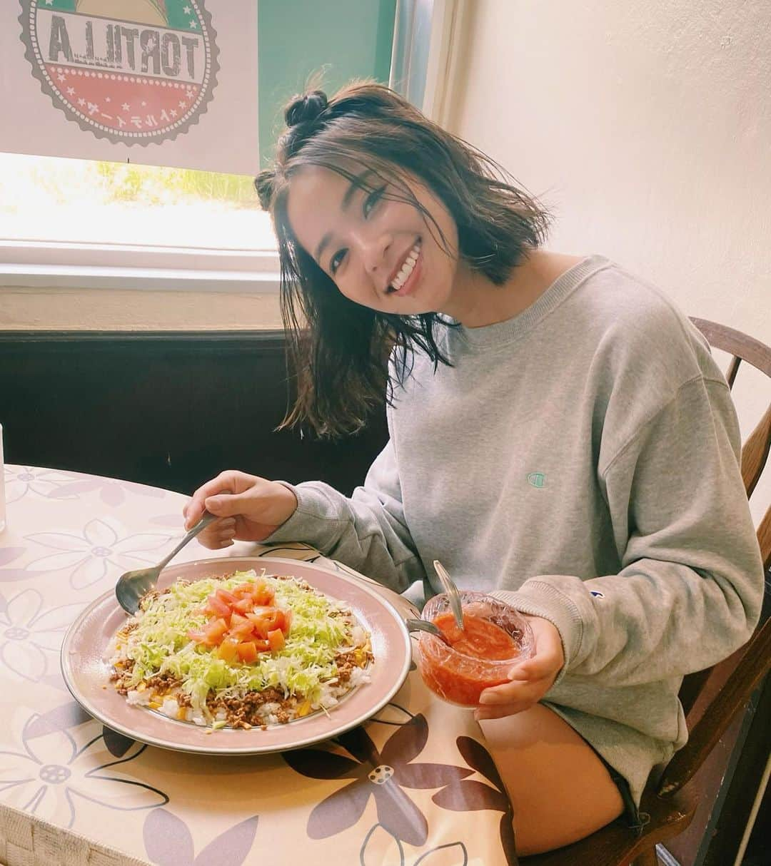 水崎綾女さんのインスタグラム写真 - (水崎綾女Instagram)「タコスよりタコライス派🌮 皮が柔らかいから トルティーヤは好き。  洗骨の撮影の時に、奥田瑛二さんが「なぁみさき、俺のだけタコが入ってないんだけど？」って言いながら、ほじほじタコライスをめくってタコを探していたのを思い出しました。笑  #撮影 #タコス #タコライス #🐙 #ランチ #沖縄 #メキシカン #トルティーヤ #lunch #okinawa #宜野湾 #宜野湾市 #おひるごはん #オフショット #photo #セルフィー #selfie #🤳」10月21日 20時17分 - misakiayame