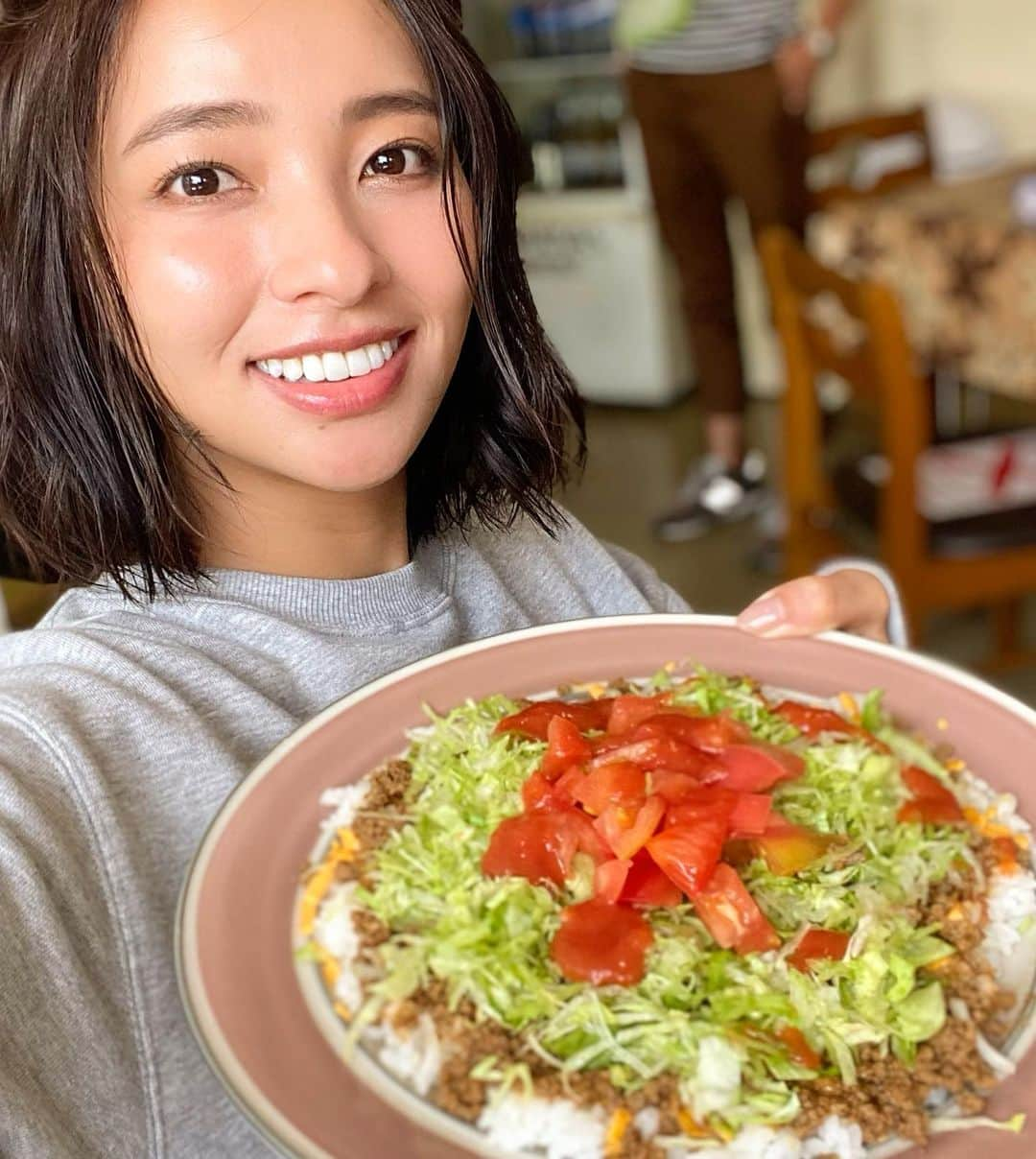 水崎綾女さんのインスタグラム写真 - (水崎綾女Instagram)「タコスよりタコライス派🌮 皮が柔らかいから トルティーヤは好き。  洗骨の撮影の時に、奥田瑛二さんが「なぁみさき、俺のだけタコが入ってないんだけど？」って言いながら、ほじほじタコライスをめくってタコを探していたのを思い出しました。笑  #撮影 #タコス #タコライス #🐙 #ランチ #沖縄 #メキシカン #トルティーヤ #lunch #okinawa #宜野湾 #宜野湾市 #おひるごはん #オフショット #photo #セルフィー #selfie #🤳」10月21日 20時17分 - misakiayame