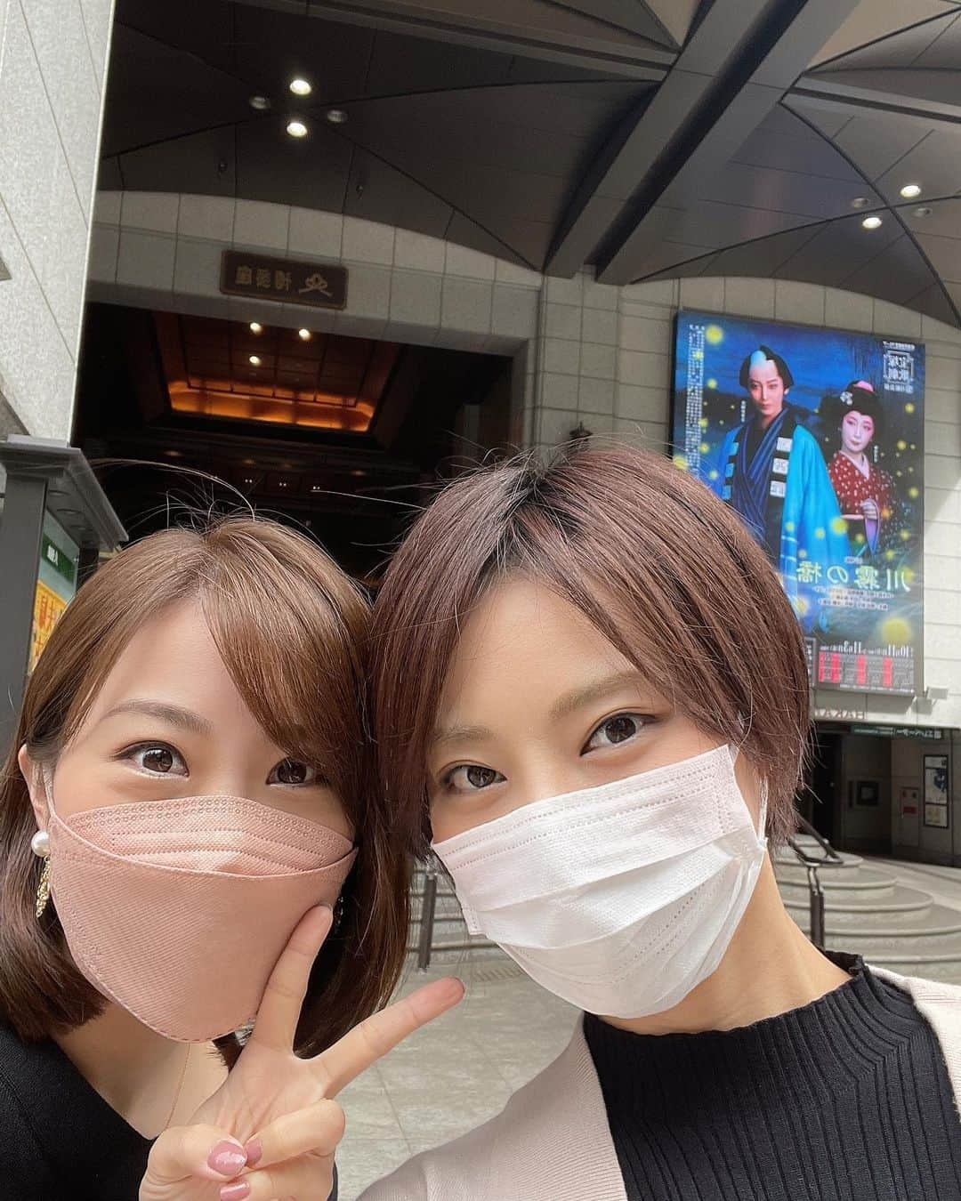 蒼真せれんさんのインスタグラム写真 - (蒼真せれんInstagram)「今日は博多座公演を 同期のかなみ（#周旺真広 ）と観劇させて頂きました☺️‼️  お芝居はとても宝塚らしい作品で、新生月組の皆さん、 本当に素敵でした✨ ショーは、自分が出ていた場面はまだ踊れそうでした✊😁 色々と変わっているところもあって、新鮮でとっても楽しかったです☺️❤️  同期の ありちゃん#暁千星 は相変わらず格好いい良い男で、 せんり#麗泉里 と あちゃ#清華蘭 は本当に素敵な姉さんで2人とも可愛くてとっても綺麗でした😍  月組大好きです❤️  千秋楽まで無事に完走 出来るよう願っています☆彡  #博多座 #川霧の橋 #月組 #月組公演 #98期 #周旺真広 #蒼真せれん」10月21日 20時28分 - seren.soma