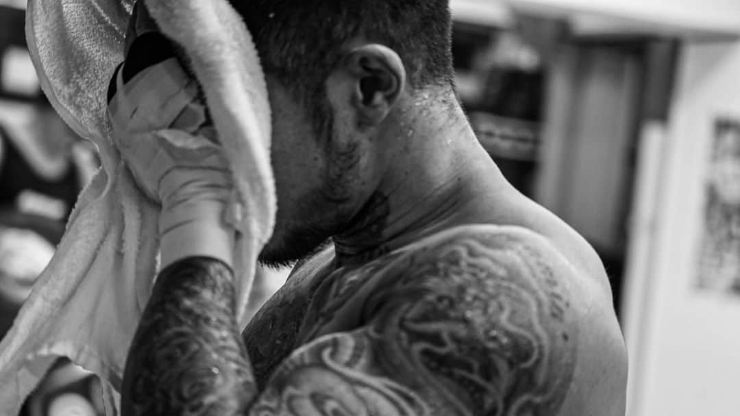 中村寛さんのインスタグラム写真 - (中村寛Instagram)「#格闘技 #格闘家 #キックボクシング #ボクシング #トレーニング #人獣 #中村寛 #刺青 #練習後 #kickboxing #boxing #rise #rizin #deep  #training #workout #fitness #lifestyle #street  #tattoo #portrait  #photography #instaphoto」10月21日 20時32分 - k_brosa