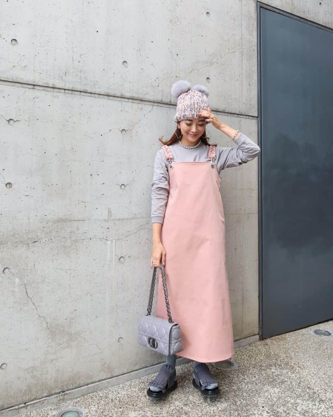 Mai Wakimizuのインスタグラム：「明日は神戸のpopup shopに新作が並びます＼(^o^)／そのうちの一つがこちらのブレイドジャンパースカート♡三つ編み(ブレイド)をイメージしたボリュームあるショルダーとシルバーの金具部分で、遊び心ある1枚に仕上げました♡子供っぽくなりがちなジャンパースカートも、しっかりロング丈にすることでカッコ良さがプラスされてまさに私好み♡pink×grayの大好物カラーで統一しました♡合わせたインナーはデザインタグロンTのgray. tops&dress:#linkable @linkable_official(popup shop先行発売) beanie#modiste ×#linkable (予約販売中) ------------------------------ 【popup shopのご案内】 日時:2021年10月19日(火)〜24日(日) 11:00〜18:00(24日日曜日は16:00close) 場所:gallery北野坂 神戸市中央区山本通1-7-17 WALLAVENUE3階 ------------------------------」