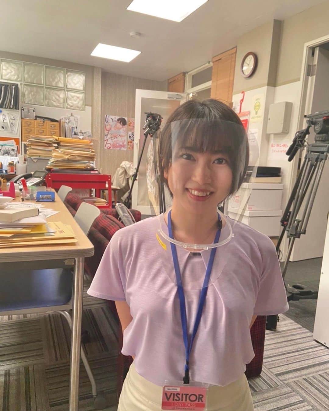 志田未来のインスタグラム：「💜#SUPERRICH 💜 第2話放送まであと2時間😀  リリカさんを演じる #志田未来 さんの オフショットin編集部を どうぞ‼️  編集部でのリリカさんたち インターンの大活躍も お楽しみに💕  #すぱっち #木10 #2話は今日よる22時放送 #フジテレビ」