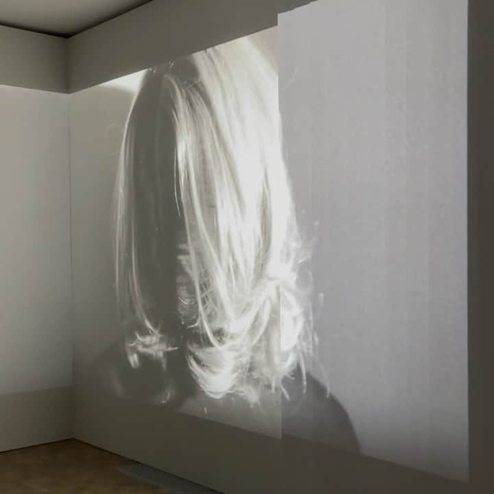 クリスヴァンアッシュのインスタグラム：「MARTIN MARGIELA @lafayetteanticipations  (SOUND ON!)」