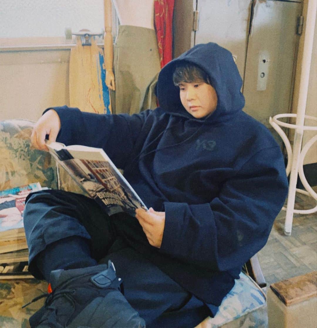 こう（夜のひと笑い）のインスタグラム：「東京で撮影あったからカッコつけてきたw  #y3  #イキリ散らかしてるけどノーパンw #この三日で一気に寒なった #急に秋到来 #絶対今年秋短い #そーみんな思ってる #そして急に暑い日くるのやめろ #腹立つねん #振り回してくるな #俺が天気を振り回したい #酔うまでな！」