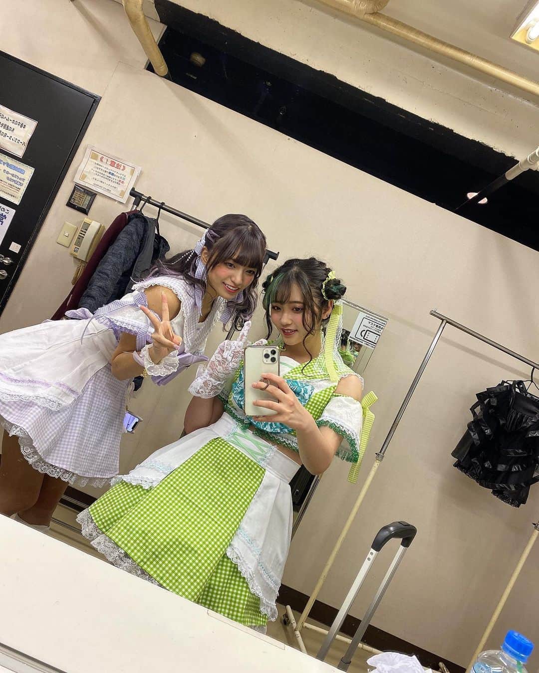 二葉エマのインスタグラム：「.  あらためて昨日は楽演祭でした！ ステージで歌って踊るのは初めてのことだったのですごく緊張しながら歌いました😂 ですが皆さんの温かい応援が嬉しくて頑張れました！ 観に来てくれた方ありがとう！しっかりお顔見えていました！ そして配信で観ていた方も楽しめたでしょうか？？少しでも会場の臨場感が伝わっていたら嬉しいです！ そして昨日は事務所の仲間達ともたくさん写真撮りました〜！ 天使さんがお写真一緒に撮ってくださったのは本当に驚きでした！ ありがとうございました！ そして一緒にお写真撮れませんでしたが夕美しおんさんもとても綺麗可愛い顔立ちでナイスボディでした！  昨日は本当に楽しかったです✨ 夢を沢山ありがとう！  .」