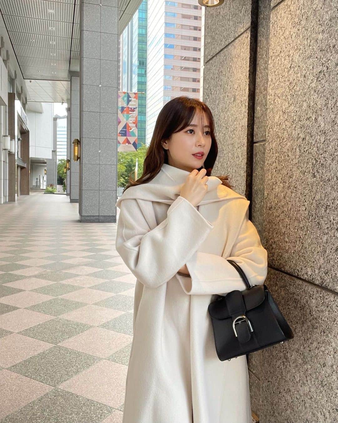 ハンナミのインスタグラム：「🍂🧣🤍  発売前からすでに沢山のお問い合わせ ありがとうございます :) ほんとう毎年大人気のロングコート♡  ついについに ! 明日21:00〜受注予約販売startします🤍  coat #eneu bag #delvaux boots #rogervivier」