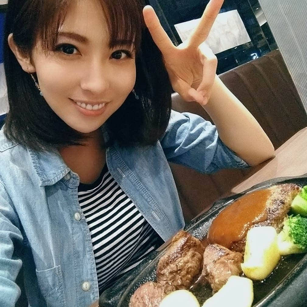 浅乃ハルミさんのインスタグラム写真 - (浅乃ハルミInstagram)「フォルクスワーゲンよりフォルクス!!笑  Just eat. I like meat(^^)  【セクシーなTwitter限定動画や画像はTwitterへ🔞Profileから🤫 Posting my sexy free limited videos and images on twitter.】  #チャットレディの日常 #フォルクス #volks #volkslovers  #はんばーぐ #ハンバーグ #ハンバーグ好き」10月21日 21時29分 - harumiasano_