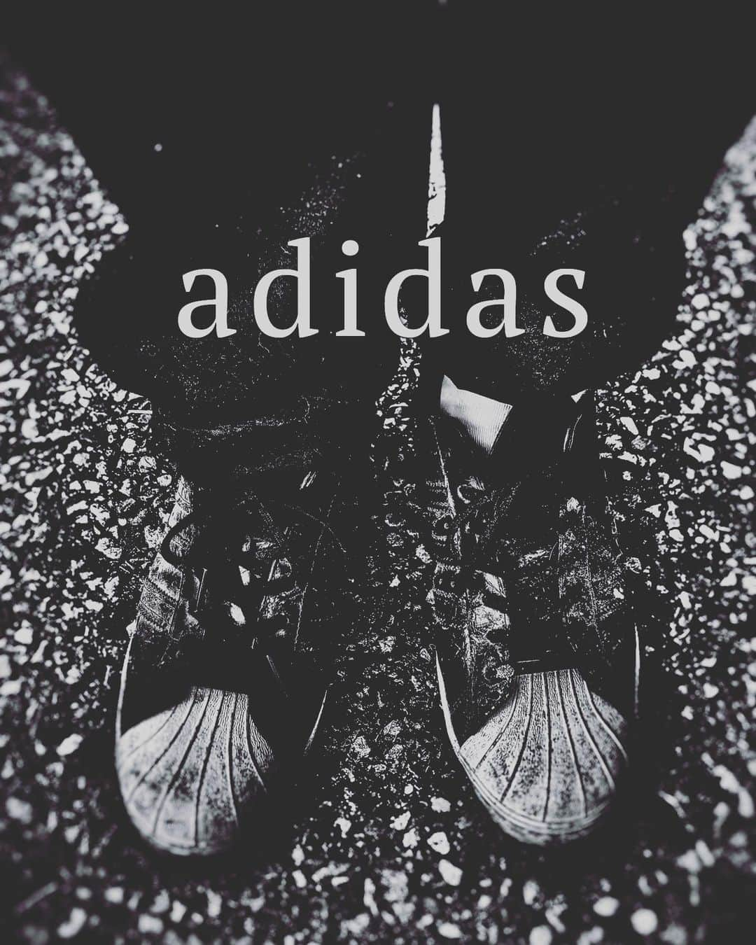 YUさんのインスタグラム写真 - (YUInstagram)「adidasのスニーカー  15年前くらいから、adidasが好きになり スニーカーは、adidasばかり、スニーカーだけじゃないけど、、  一回全身adidasのファッションで、知り合いに会ったら、やりすぎって言われた、、、  それからと言うもの、スニーカーかパンツかくらいにadidasは、いれるようにした。 引き算を覚えたのである。。若かれし20代前半  その知り合いってのは、vlidgeの喜一さんなんだよね。笑。  喜一さんの影響もあり、adidasにハマると言う、、、笑。  それで、全身adidas  憧れのvlidgeの喜一さんに、おっおっお俺もadidas好きですっ〜って、感を出したかった。青春。 なんかadidas見てたら急に思い出した。  ドイツの靴職人の家系の兄弟、ルドルフ兄ちゃんと、弟のアドルフでadidasを立ち上げたんだよね。  弟がadidasで、兄ちゃんが、プーマ立ち上げたんだよ。 有名な話だけど、、、知らなかった人は、びっくりじゃない？俺も、初めて知った時は、兄弟揃って、、、、  すげー兄弟だってね。  世界は、すごいね。  #スニーカー  #adidas #思い出  #ファッション  #3本ライン  #好きなブランド」10月21日 21時32分 - uezatoyu