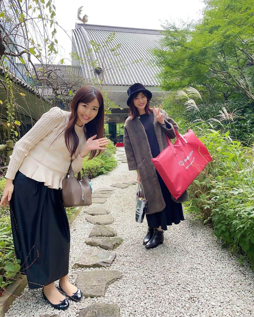 松本あゆ美さんのインスタグラム写真 - (松本あゆ美Instagram)「. 恵理那ちゃんと雅叙園デートへ💗  雅叙園といえば、 百段階段や素敵な庭園が有名なイメージ✨ 少しだけ見学できた百段階段は、 華やかな着物に目を奪われました👘🌸 また今度ゆっくり行きたいな！  あとは私が愛用している枕を恵理那ちゃんにプレゼントしたら、 何とちょうど枕で悩んでいたらしい！ そんなテレパシー的な偶然って嬉しいですよね🥰  腰痛にはベッドマットも変えた方がいいのかな？ なんて日常の話からお仕事の話まで、沢山盛り上がりました💓 . . #何より可愛い恵理那ちゃんに癒される  #新井恵理那 #セントフォース #お天気お姉さんの日常  #雅叙園 #百段階段 #ブレインスリープ #brainsleep #brainsleeppillow  #doublestandardclothing #ダブルスタンダードクロージング」10月21日 21時42分 - ayumi_matsumoto_1124