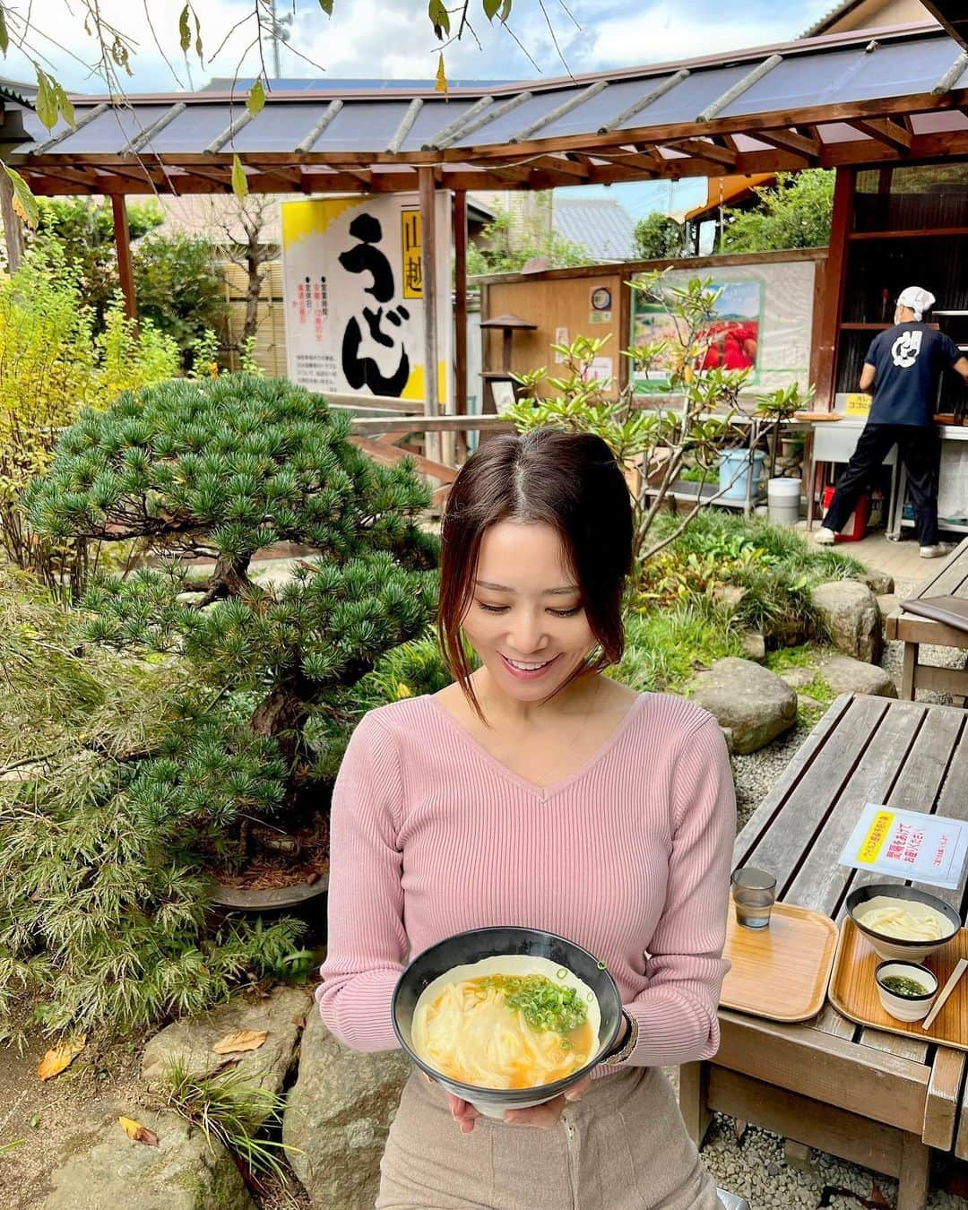 佐野真彩さんのインスタグラム写真 - (佐野真彩Instagram)「#香川県うどん巡り 釜玉うどん発祥のお店【山越うどん】  こちらは昔からの有名店🗯✨  店内も広いし（奥に進むと写真のお庭のようなところでいただけます）驚くほどのスピードでおうどんが出てきます😳 お客さんは多いのに待たずにサクサクいけましたよ✨  味も間違いなし‼️‼️ コシが程良くあって卵と絡みあったうどんが、 もうほっっんとに絶品です☝️💕  やっぱり讃岐うどんは本場だな〜〜🤤  今回はこちらの山越うどんを入れて、3店うどん巡りをしたので、また紹介します✏️ . ところで、食べることが大好きな私ですが、以前から【ヘラス】という漢方を飲んでいます（9.10枚目）  医療漢方で飲むと代謝がよくなり、自然と食欲が抑えられます☺️  私の場合は、食欲が我慢出来ない時に量を調整しながら飲んでいます。一袋に小さい粒状の漢方が沢山入っているのですが、それぞれの好きな量を摂取出来るので、自然と無理なくベスト体重になり、キープも出来ています✨  ぜひ興味のある方は　@haab_dream まで🔎  それでは、おやすみなさい💤  #山越うどん　#讃岐うどん #うどん巡り　#かまたまうどん #食べログ人気店　#食べログ百名店 #香川県グルメ #ヘラス　#ダイエット漢方　#haabdream #食べながら痩せる」10月21日 22時14分 - sano.maya