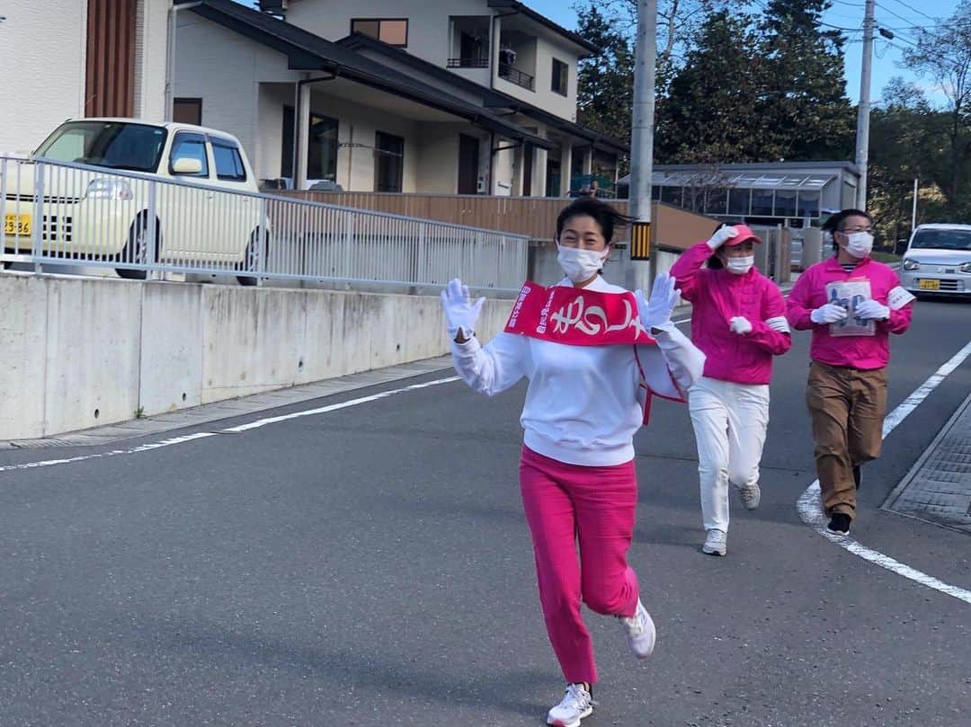 森下千里のインスタグラム：「今日は、 女川から牡鹿、石巻とまわってきました。  女川では須田町長、 石巻では、 街頭では本木忠一県議 高橋憲悦市議とご一緒していただき、 応援と街頭にも立たせていただきました。  浜では、 こんな所まで…。とか、 今日、入れてきたよ、と言っていただき、 もう、投票が始まっていることも実感しました。  とは言え、 毎日、頑張ることに変わりなく。 少しでも多くの皆さんにご挨拶できますように！ 思いが伝わりますように！！！  #宮城五区 #明日も晴れ」