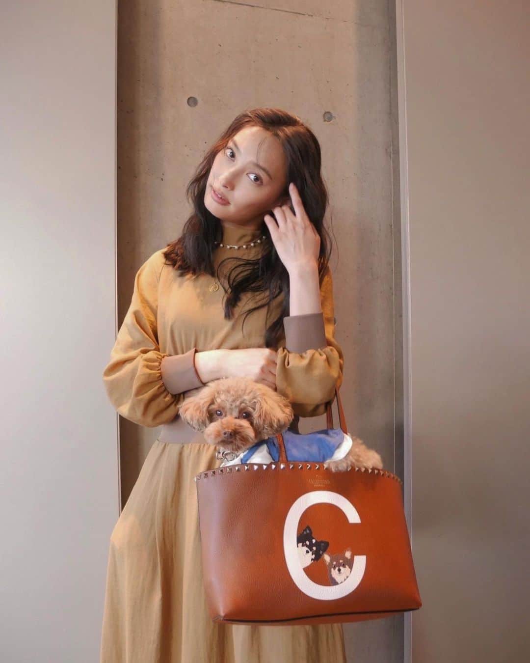大政絢のインスタグラム：「#今日の絢服  @maisonvalentino  のお鞄🧳お姉ちゃんたちがいるからなちゅも仲間に入りたくなっちゃったかな🐶 Cはココとショコラの頭文字🌹  #愛犬なちゅ」