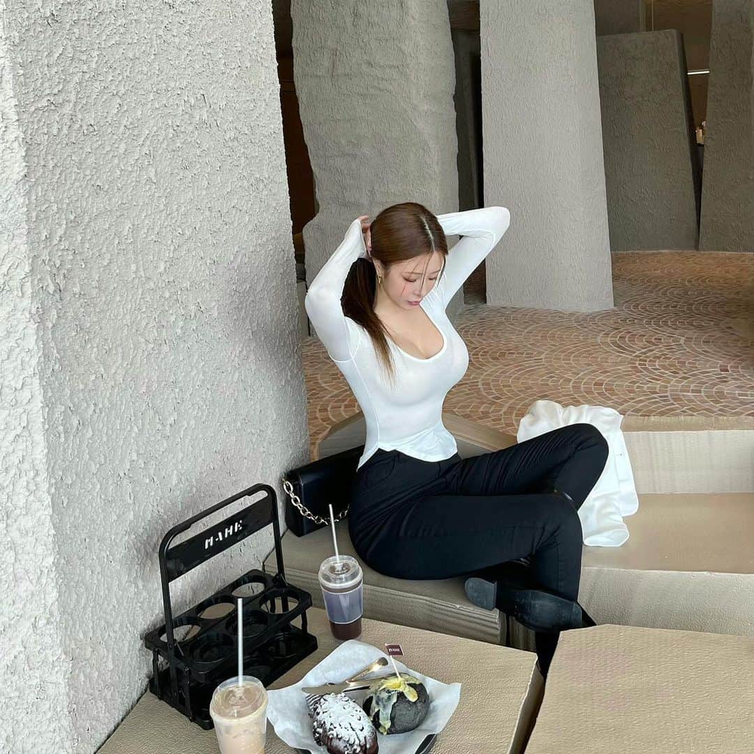 Choi Somiさんのインスタグラム写真 - (Choi SomiInstagram)「⠀⠀⠀⠀ #글랜더 #glander  묶솜 👱🏻‍♀️🖤」10月21日 22時45分 - cxxsomi