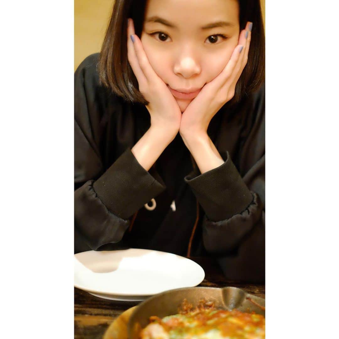 のインスタグラム：「マネージャーいまっさんです。 ⁡ ⁡ いつぞやの趣里です。 打ち合わせの時のもの。 お食事を前にして、 「なぜだか旅行に来ている気分になりますね」 なんてはしゃいだ記憶が。 ⁡ そんな趣里がナビゲーターを務めます 「My Turning Point 〜ミライに挑む冒険者たち〜」 明日10月22日（金）は、 通常時間の22:54から放送です📺 ぜひご覧ください☺︎ ⁡ #MyTurningPoint #マネージャーいまっさん」