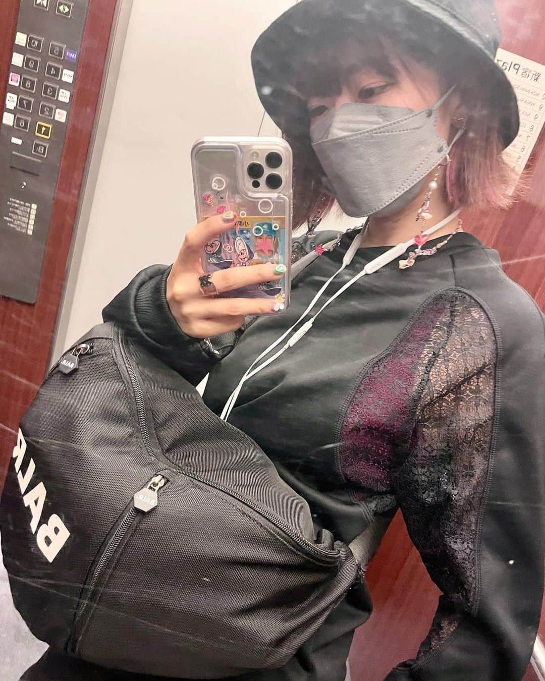 ぱいぱいでか美のインスタグラム：「こんなにボディバッグがパンパンのやつおる？ . エレベーターの鏡で自撮りする時めちゃくちゃスリルあって好き… 扉開いたら恥ずかしいからさ… BALR.のボディバッグ2年くらい使ってるけど めっちゃ丈夫だしありえないくらい入るので ついついパンパンにしちゃいます。 . 受注チェキの受付が今日までです！ ポチり忘れなきよう〜🍫 今月はハロウィンチェキです🎃 ハロウィンまでに届くようになってます👻 . #BALR」