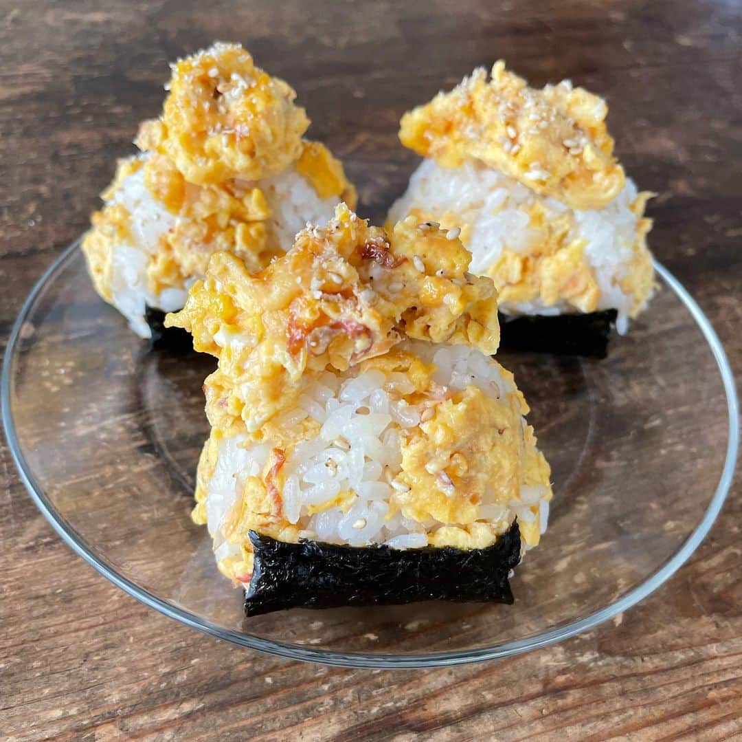 Tesshiさんのインスタグラム写真 - (TesshiInstagram)「おかかいりいりたまごでおにぎり Japanese scrambled egg onigiri with katsuobushi #ごちそうおにぎり #食品ロスwfp2021 #onigiriaction #yummy #homemade #healthy #onigiri #eggs #おいしい #おにぎり #おむすび #卵 #おかか #マカロニメイト #フーディーテーブル #手作り  白ごはんでも酢飯でも合うと思います。冷めてもおいしい🐥 卵液→卵2個、水大1、マヨネーズ大1/2、砂糖大1/2、鰹節1袋2.5g、しょうゆたらり Egg mixture… 2 eggs, 1 tbsp water, 1/2 tbsp mayo, 1/2 tbsp sugar, a bunch of katsuobushi and a little bit of soy sauce  @yukitsubakiofficial #雪椿 令和3年度の #新米 各ふるさと納税サイト、Amazon、楽天などでもお買い求めいただけるそうです🌾」10月21日 23時20分 - tmytsm