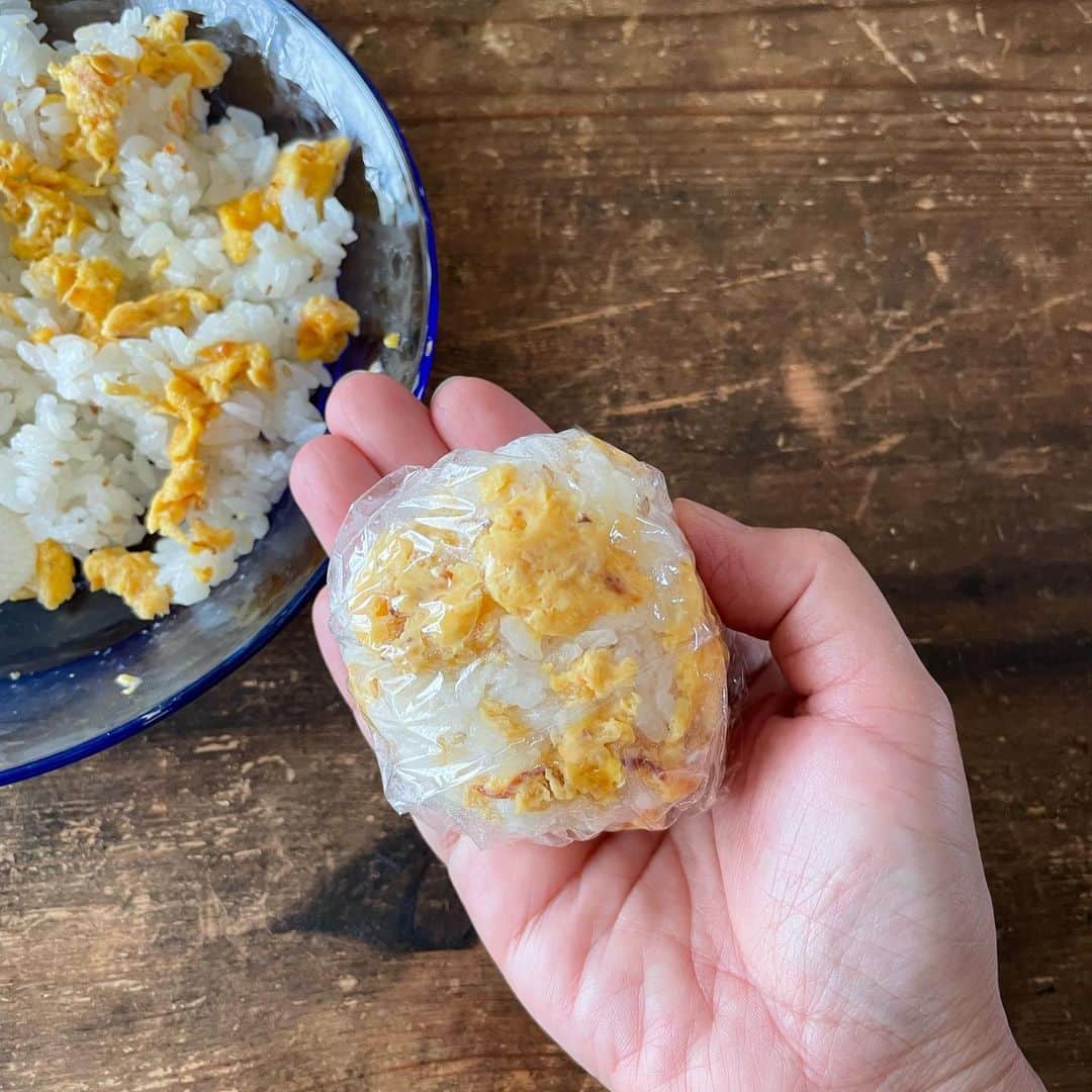 Tesshiさんのインスタグラム写真 - (TesshiInstagram)「おかかいりいりたまごでおにぎり Japanese scrambled egg onigiri with katsuobushi #ごちそうおにぎり #食品ロスwfp2021 #onigiriaction #yummy #homemade #healthy #onigiri #eggs #おいしい #おにぎり #おむすび #卵 #おかか #マカロニメイト #フーディーテーブル #手作り  白ごはんでも酢飯でも合うと思います。冷めてもおいしい🐥 卵液→卵2個、水大1、マヨネーズ大1/2、砂糖大1/2、鰹節1袋2.5g、しょうゆたらり Egg mixture… 2 eggs, 1 tbsp water, 1/2 tbsp mayo, 1/2 tbsp sugar, a bunch of katsuobushi and a little bit of soy sauce  @yukitsubakiofficial #雪椿 令和3年度の #新米 各ふるさと納税サイト、Amazon、楽天などでもお買い求めいただけるそうです🌾」10月21日 23時20分 - tmytsm