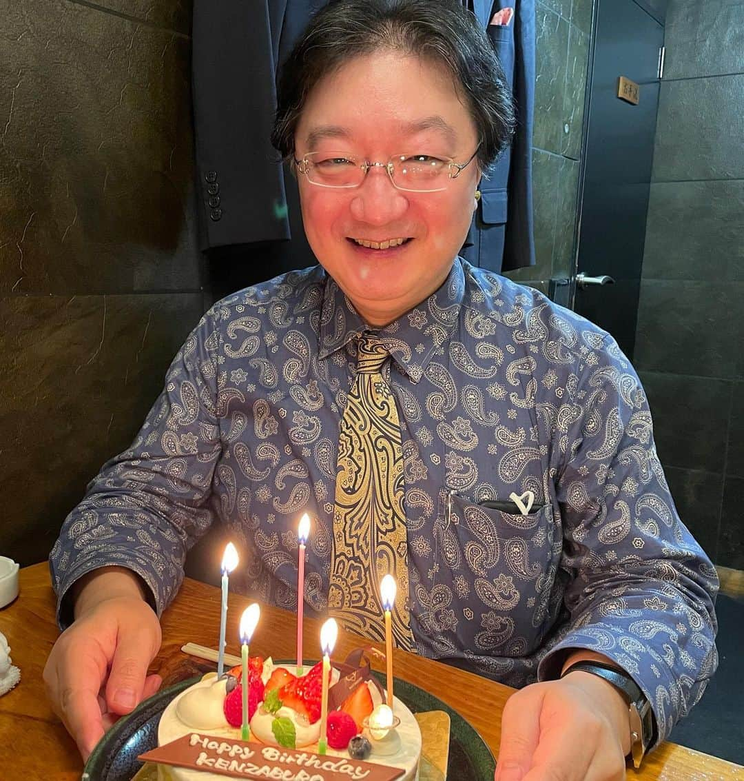 岡安弥生さんのインスタグラム写真 - (岡安弥生Instagram)「お誕生日おめでとうございます🎂🎁❗️池田さんには、朝ズバ時代に、本当にお世話になりました…🤗当時、コメンテーターとしてだけでなく、番組ブレーンとして、指針を示してくださったり、夜遅くまでスタッフと一緒に、フリップ案を作ってくださったり…まさに、戦友✨。あの濃密な時間は、永遠です#ハーピーバースデー#お誕生日#おめでとう#朝ズバ#池田健三郎#経済アナリスト#happybirthday」10月21日 23時21分 - yayoin3