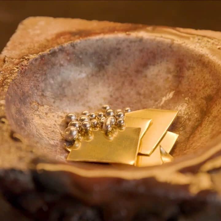 のインスタグラム：「Delfina Delettrez is happy to announce that her jewelry will only be crafted with responsibly sourced gold, marking a shift in the brand’s sourcing for the future.   Delfina Delettrez è lieta di annunciare che le sue creazioni saranno realizzate esclusivamente in oro COC , segnando un cambiamento permanente nell’approvvigionamento del marchio per il futuro.   #delfinadelettrez  #responsiblesourcing」
