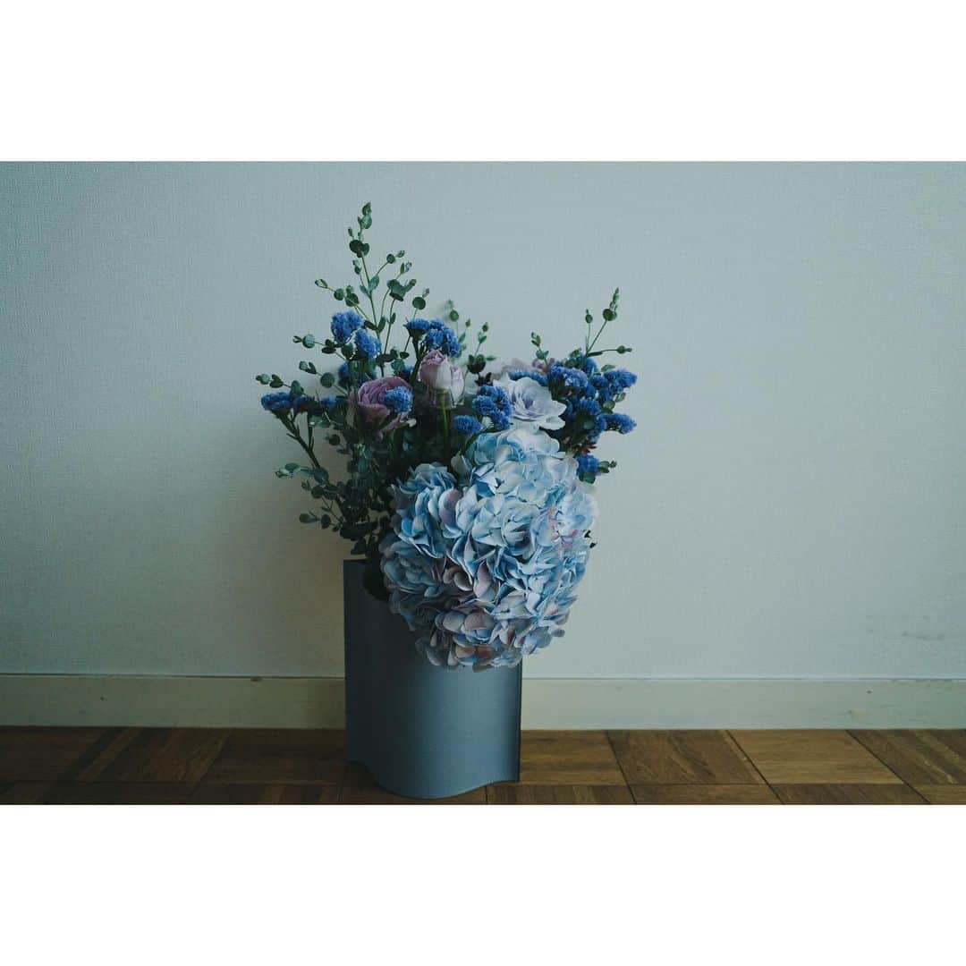 高山都さんのインスタグラム写真 - (高山都Instagram)「イロトリドリの花たちの中にいられる幸せ。 今日は自分のためにお花を選びました。 友人のフローリスト越智くん @ochiyasutaka が手がける @isetansalonedeifiori (六本木ミッドタウン、イセタンサローネの1Fのフラワーショップです)で @epoi_official のポップアップが開催されていたので、仕事の合間にお邪魔してきました。 越智くんとコラボで制作されたフラワーベースはバイカラーで、お部屋の雰囲気やあわせる花、置き方、見方によっても全然イメージが変わってとても面白い。 床置きのイメージで選んだのも、バッチリ合ってたなー。 ワタシはイエローと藤色のものにしました。 それに合わせて選んだお花も、藤色のワントーン。 越智くんが手早く素敵に組んでくれて、大きさや質感が違うものたちを混ぜたときに生まれる一体感がすごく美しい。 今年の母の日や友人の誕生日やお礼にも、よく彼にお願いして @diligenceparlour のお花を贈っていて。 自分で自分に選ぶのは初めてだったから、ワクワクしたなぁー。 壁中に置かれた花たちをどうやって家に飾ろうか想像するだけでも、こころが明るくなります。 ポップアップは2日までやってるそう。 おちぽよ、またゴハンいこーね。(仕事してる姿初めて見て実は感動した。かっこいいな。) このあと、友達への手土産もここでお花を買ってブーケを作ってもらって、オランダの小さな花瓶も買って、大きな紙袋抱えてお店を出たのもニコニコな時間だったなー。」10月21日 23時23分 - miyare38