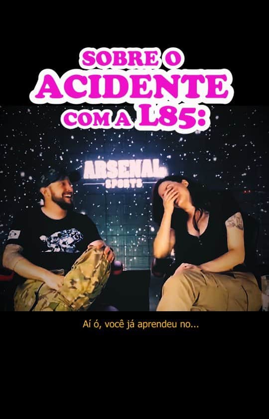Anna Vargasのインスタグラム：「Corte da minha participação no podcast do @manadaairsoft : Como aconteceu o meu acidente com a L85 na casa do @lucasvol . Obs.1: Essa coisa branca na minha boca era um esparadrapo e eu estava tentando muito não rir pra evitar abrir o corte. Obs.2: Minha boca já sarou. Obrigada a todos pela preocupação! 🖤 . #airsoft #GBB #manadaporra #sa80 #l85」