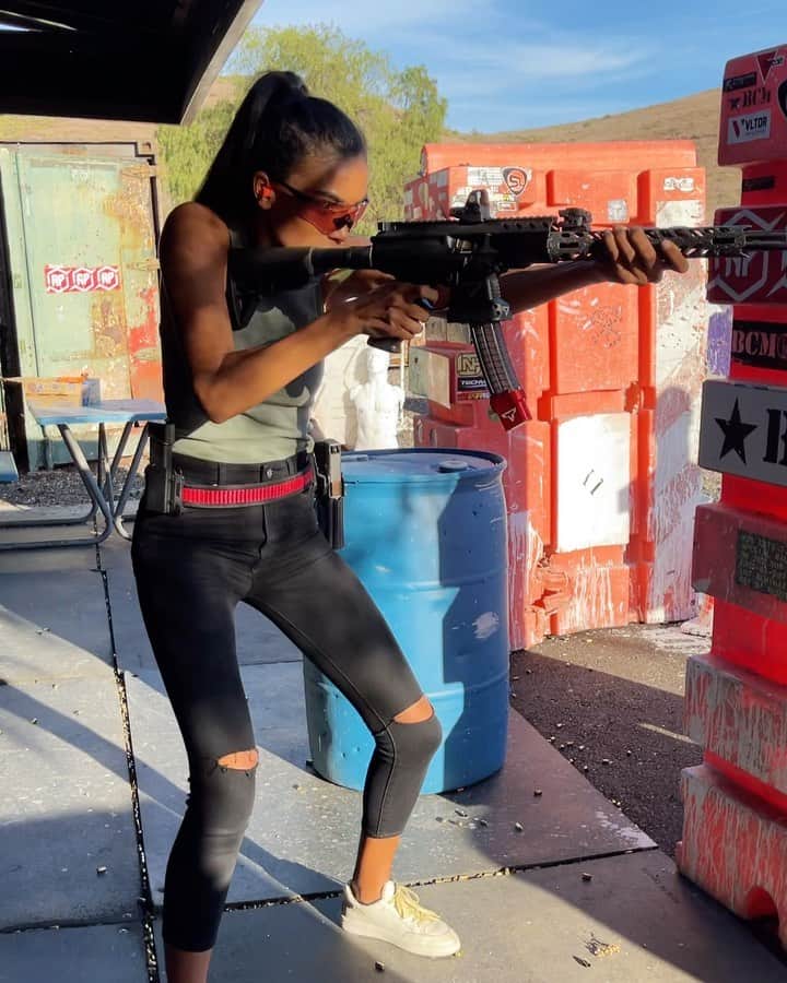 ケリー・ゲイルのインスタグラム：「Thanks for the session @megants @tarantactical 🔫🔫🔫」
