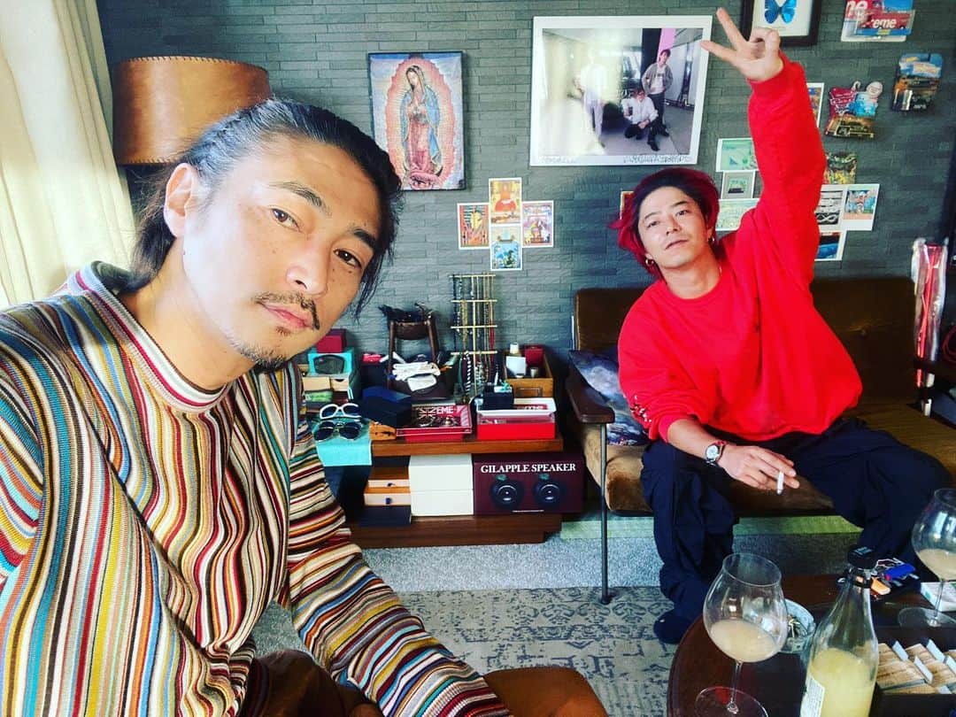 窪塚洋介のインスタグラム：「OCEAN高木がうちに来た 🍶🔴✌️」