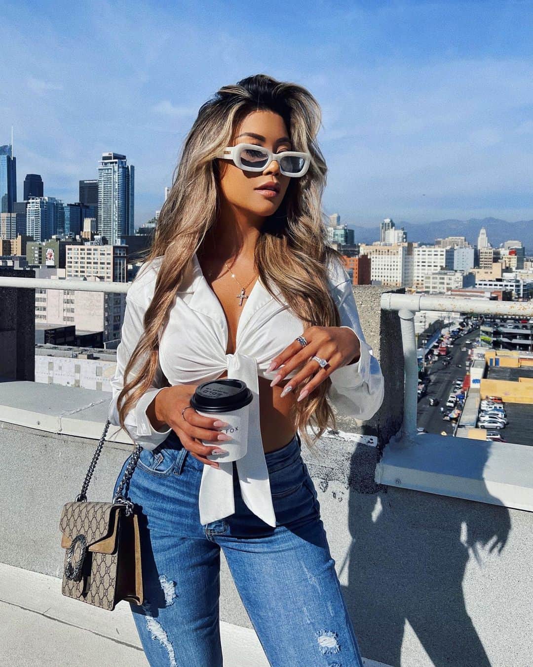 リアン Vのインスタグラム：「A little retail therapy in DTLA today 🥰🛍💐」