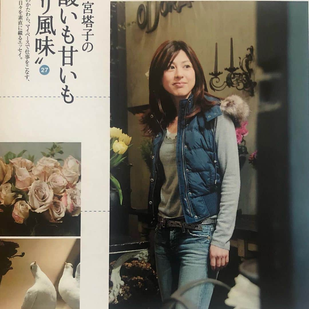 雨宮塔子さんのインスタグラム写真 - (雨宮塔子Instagram)「亡きカール・ラガーフェルドやカトリーヌ・ドヌーブを顧客に持つパリのフローリスト、オドラントが新たな冒険を始めるということで、6区にあるブティックが閉店に😭  店じまいの前に、花器のコレクションの一部がセールになる、ということで行ってきましたよ〜。  白や黒のものが多かったのですが、私はミック・ジャガーの誕生日に使われたコレクションの一部という、この子たちをゲット❗️  たぶんこういう機会でないと手に取らないタイプだし、家の雰囲気に合うかはわかりませんが😅、ちょっとドラマチック？にしたいときにいいかもです❣️  花器のセールはなくなるまで？おそらく来週頭くらいまではやっているとのこと。パリ在住の方はぜひ覗いてみてください😊  2枚目は14年前に雑誌、Domani の連載で(最近このパターン多し🙇‍♀️)オドラントで撮影させていただいた時のもの。 フォトグラファーはもちろん篠あゆみさんです。 シックな空間にバラや鳥モチーフのオブジェが映え、うっとりしたものでした。  田舎でヴィンテージショップを始めるという二人のオーナー、クリストフ、サマルティーノ両氏の今後も心から楽しみにしています。  @odorantesparis.official  #9 rue madame 75006 Paris  @shino.ayumi  #そういえばこの前のブロカントでも #花器2つ買ってた #あのブロカントでは何を買ったの #というご質問に答えてなくて #ごめんなさい #またいつかの機会に」10月22日 1時13分 - amemiya.toko