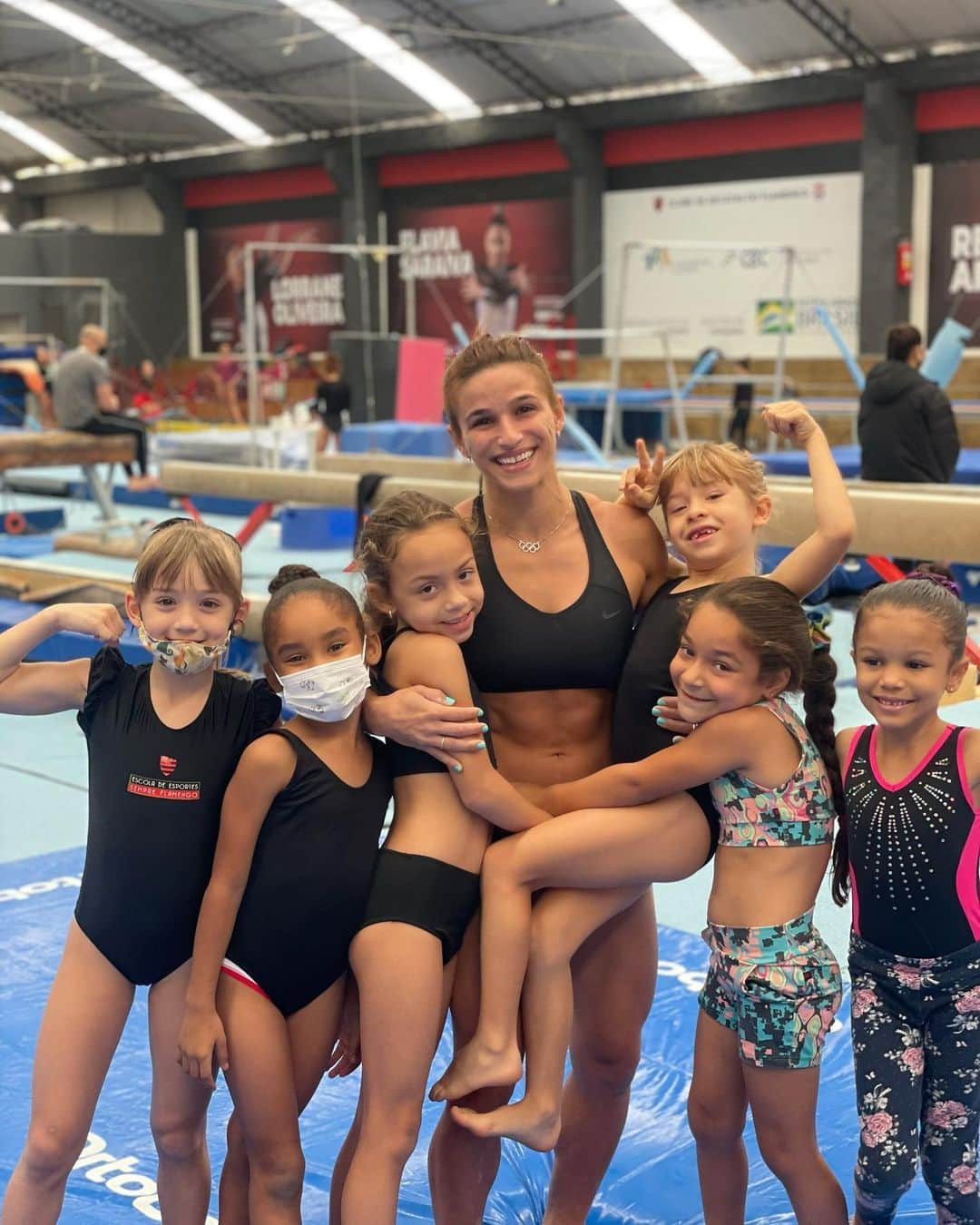 ジャジ・バルボサのインスタグラム：「O futuro é agora ❤️🖤 #funday #gymnastics #girlpower #gym #gymlife #gymlover   @flaginastica  @timeflamengo」