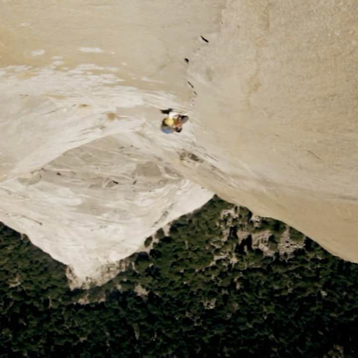 アレックス・オノルドのインスタグラム：「Check out my episode of #GreatWideOpen on @JaredLeto’s YouTube channel - can’t believe it’s been 5 years already!  Also, we’re celebrating the drop of my episode with a commemorative GWO poster & t-shirt in 2 colors… 100% of profits will support @Yoseconservancy.  Links to the episode and to the merch are in my bio.」