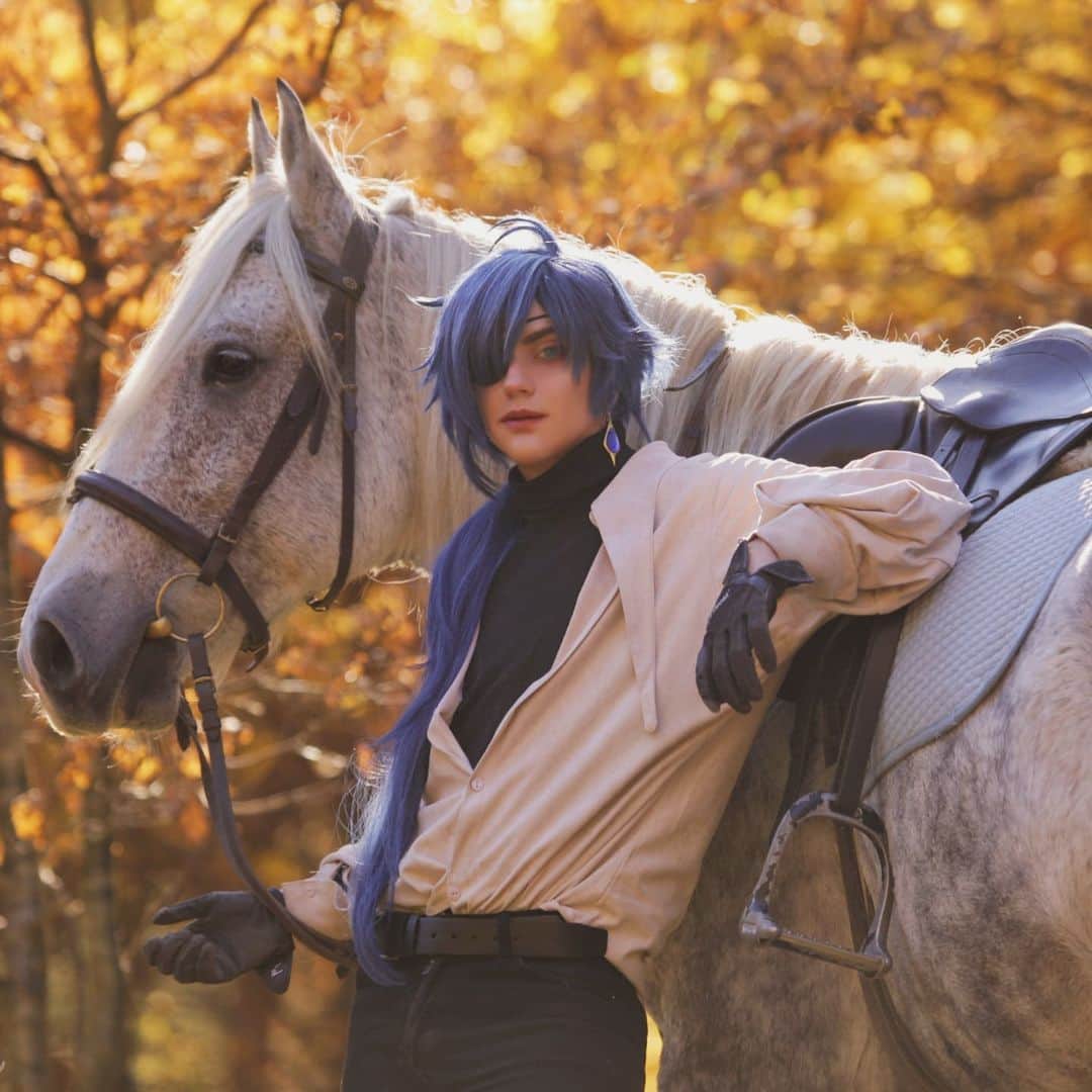 Gesha Petrovichのインスタグラム：「Wanna ride?✨ 🐴🐴🐴🐴🐴🐴 Imagine horses in Mondstadt 🤤  Лошадки для съёмки👇 ksk.gloria Ph @diemaru  This photo will added to calendar for 2022, presale  starts will in this weekend)  Thanks for your support ❤️ Also more photos will waiting you on my P🅰️treon link in bio)✨🙏  #Kaeya #genshinimpact #原神 #geshacosplay #kaeyaalberich #kaeyacosplay #malemakeup #malecosplay #genshin_impact #genshincosplay #геншие #kaeluc #model #horses」