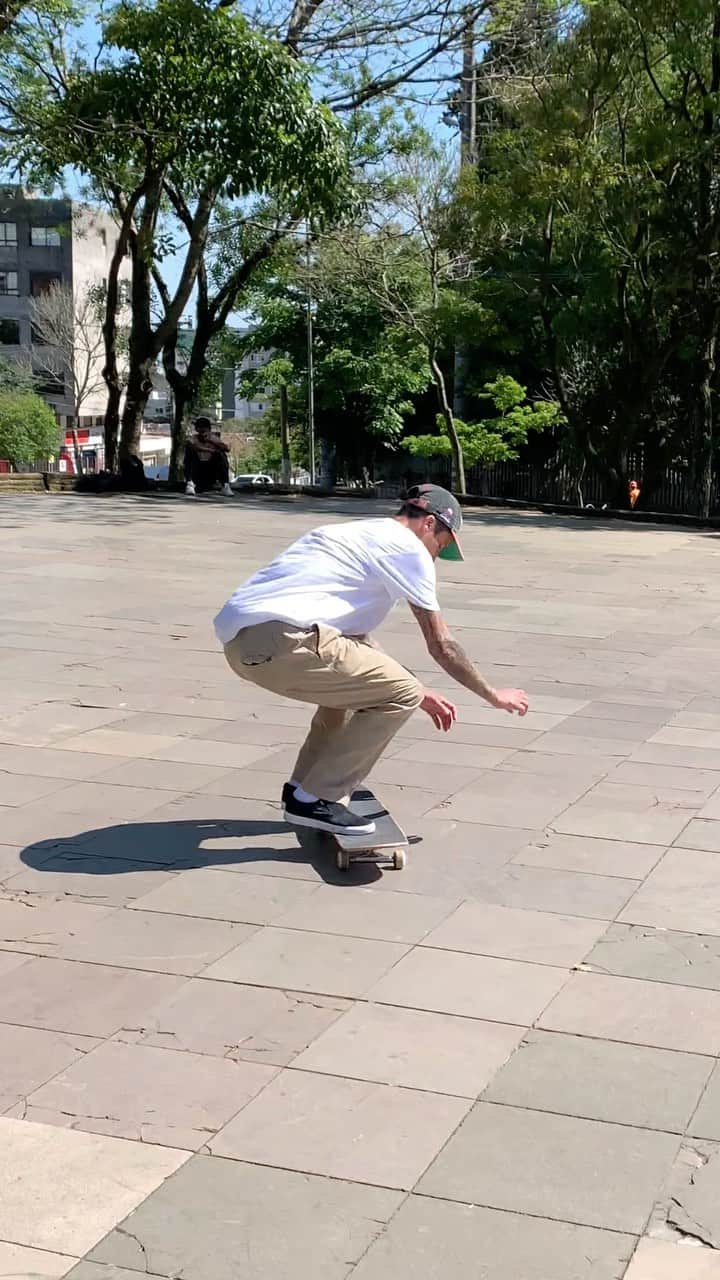 ルアン・オリベイラのインスタグラム：「Back home for a couple of days // De volta pra casa por uns dias! 🎥 @zezehluiz #skateboardingisfun」