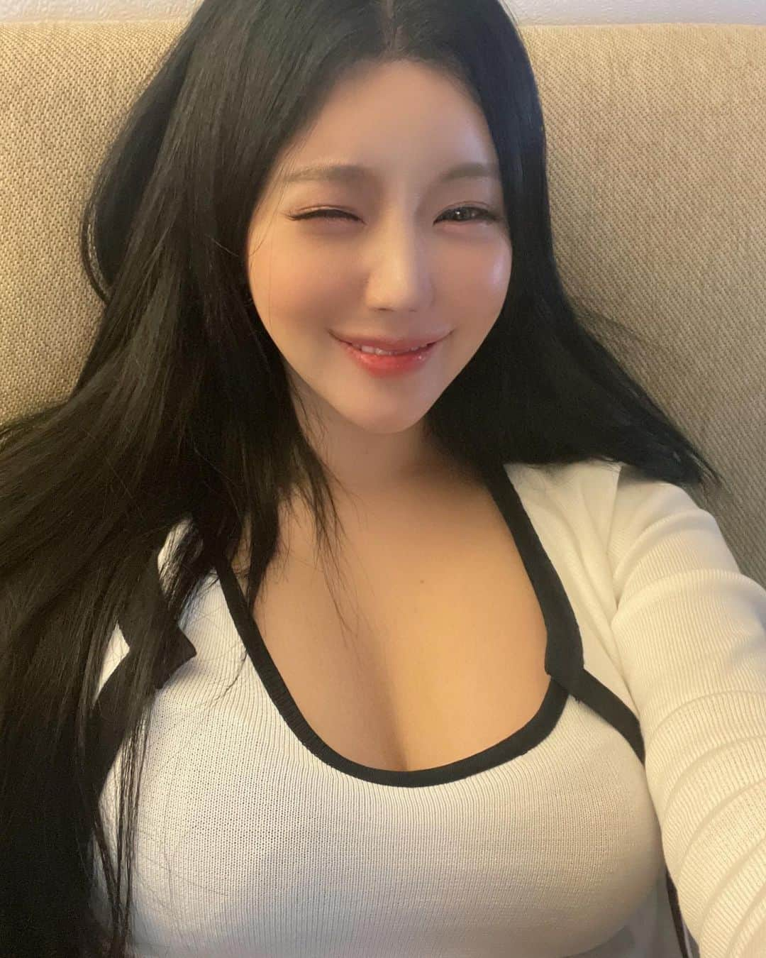 ゴウンさんのインスタグラム写真 - (ゴウンInstagram)「좋은일들만 가득하기를💕  Only good things for me🥰  goodnight💋  #goodnight #selfie #photography #daily #일상#잠 #자고싶다 #🥱#🌙#레이샤고은 #layshagoeun」10月22日 2時29分 - goeun.1226