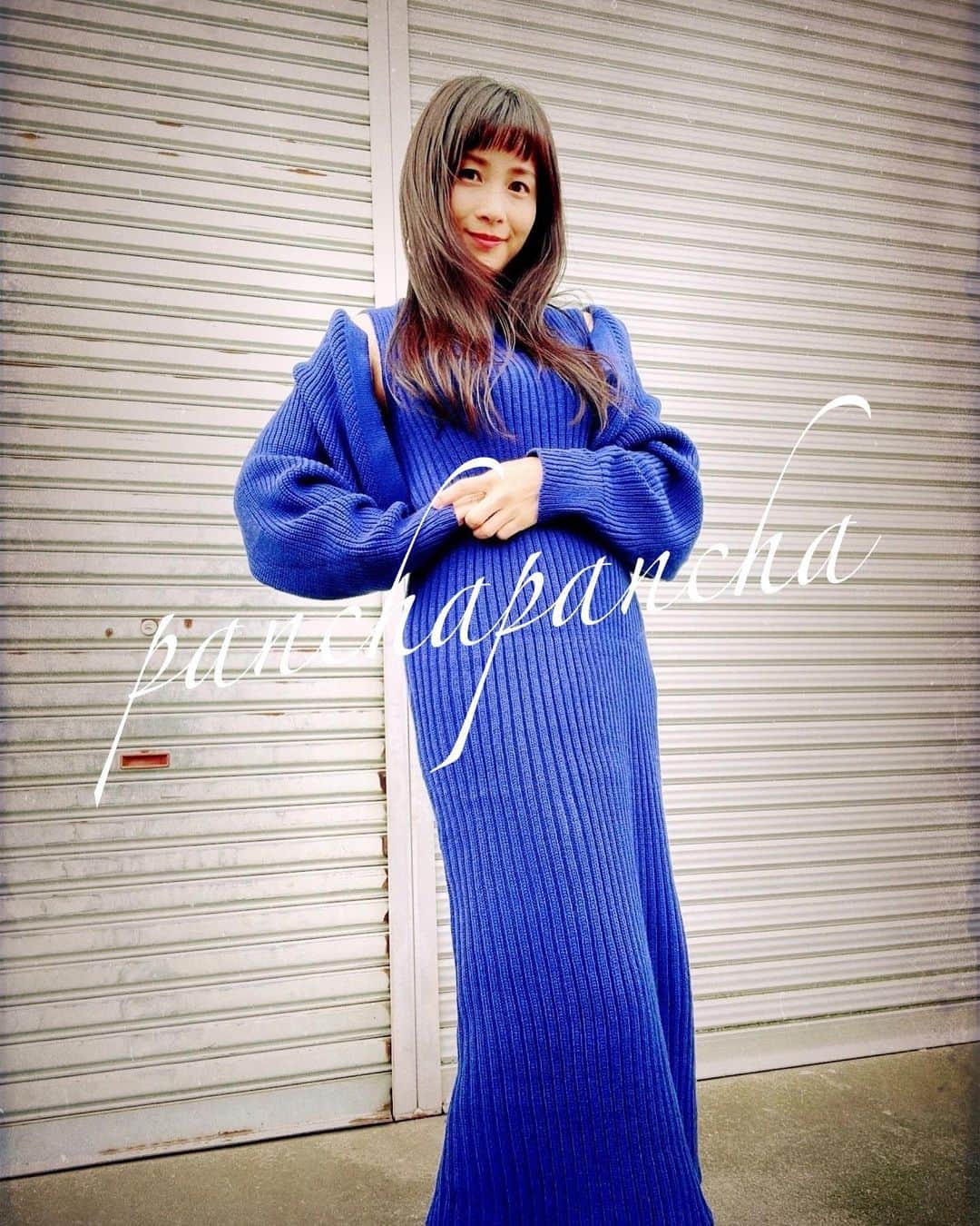 前田阿希子のインスタグラム：「寒すぎる…  ついに今日、早々とババシャツと ストーブに手を出してしまいました。  つい最近まで、ペラッペラの半袖で 過ごせていたのが嘘のよう…  でも寒い時期に分厚いニットに包まれる ホコっとした安心感も大好きです。  厚手のニットのワンピをお迎えしました😆  @panchapancha0606 のニットワンピ☺️ 下はノースリーブ、上はボレロ型の カーディガンになっていて 色々組み合わせも楽しめます👍  ニットワンピにありがちな、ピターっとした感が少なく、 絶妙に体につかず離れずな具合がありがたい…  もう、ダウンに手を出したら、 冬本番耐えられへんなぁ…❄️🥶 ・ ・ ・ #panchapancha0606  #panchapancha#pr #ニットワンピ#韓国ファッション  #ootdfashion#ootd #outfitoftheday  #大人ガーリー #大人コーデ  #cordinate #おしゃれさんと繋がりたい  #冬コーデ #ブルーニット#ニットワンピース」