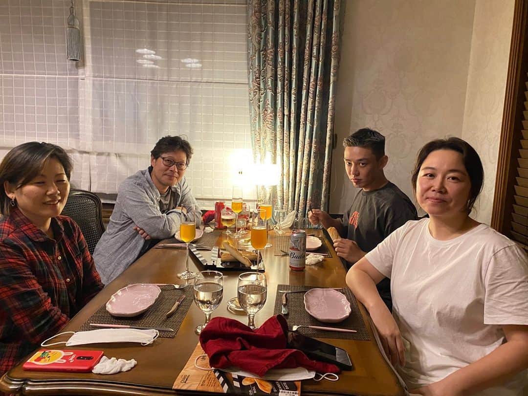 ユ・アインのインスタグラム：「얼마나 사랑하는지 아나요. 함께 한 시간들 잊지 않아요. 우리가 만든 시간의 영화와 영화가 만들어낼 무한한 시간을 상상하며 우리를 믿어요. 소리도 없이」