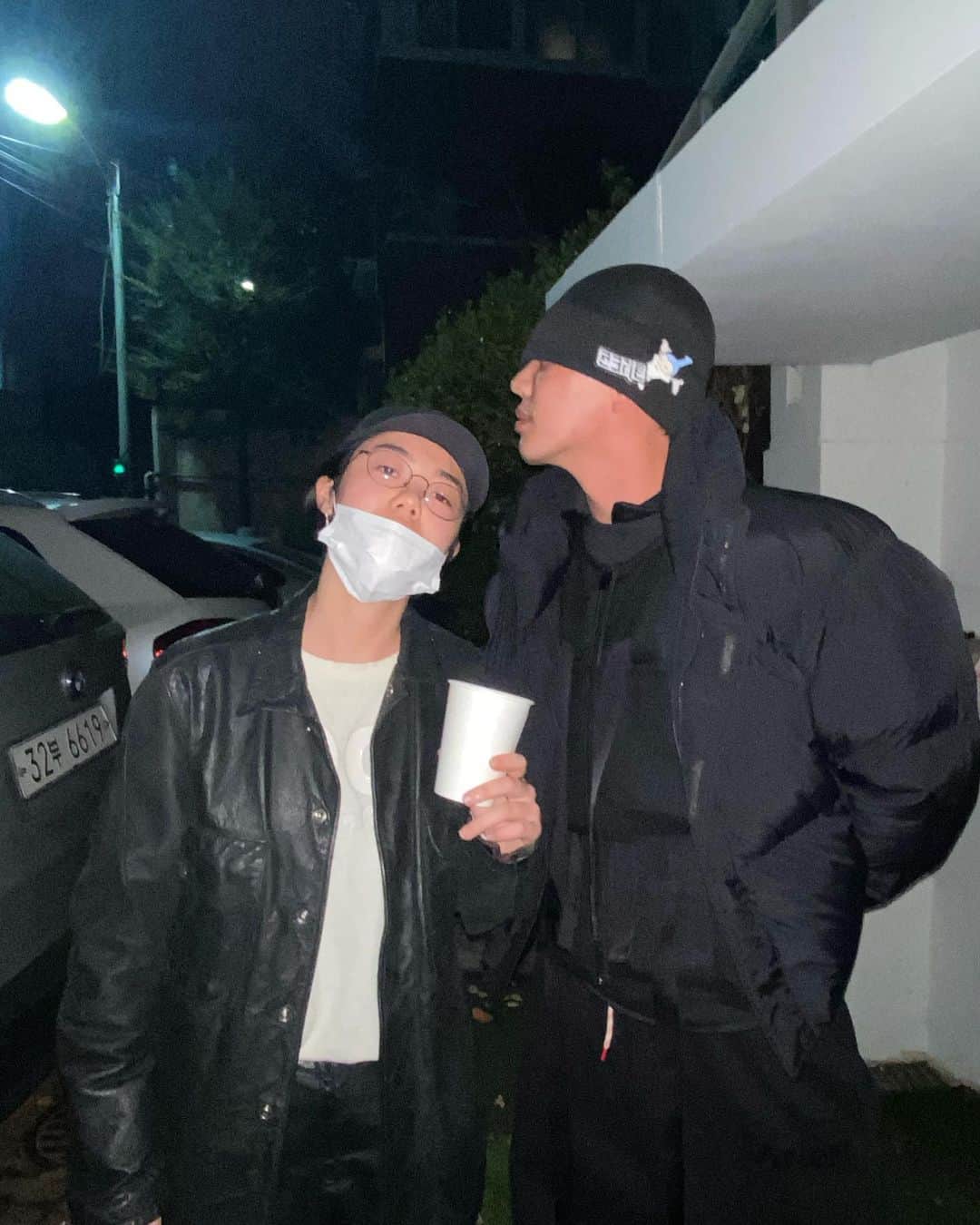 のインスタグラム：「찬바람이 부니까 지난겨울 추운 밤을 함께 했던 그날이 그립다. 반짝반짝 모임별. 마음에 벽이 없어 우주를 사는 것 같았던 소윤. 세상을 안아줘. 사랑을 사랑해 줘. 너의 자유를 꺼내줘서 정말 고마웠어. 부디 그대가 자유롭기를. 자유하기를 바랍니다요호홋💚」