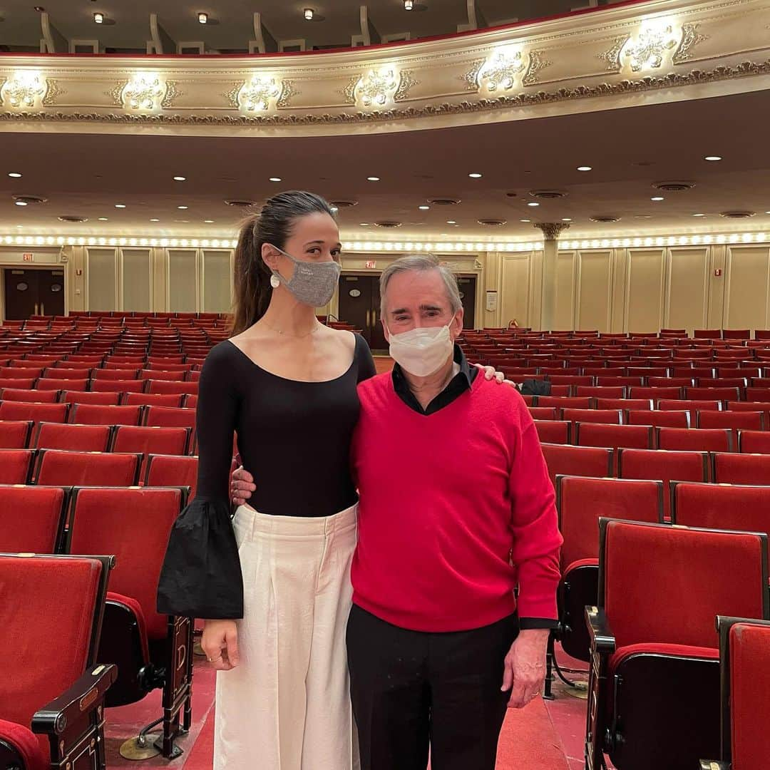 マリーナ・スコーシアーティのインスタグラム：「🎼 Join me @chicagosymphony this weekend! My friend James Conlon is conducting. These musicians are simply incredible! LINK IN BIO  Swipe right for a how it's going/how it started! 👉🏼👉🏼👉🏼👉🏼👉🏼👉🏼  #seelivemusic #chicagosymphonyorchestra #milesmaner #contrabassoon #estebanbatallan #basstrumpet #jamesconlon #conductor #jamesconlondirettore #vaxconcert #covidsafepractices #maskup @csomusicians #shostakovich #prokofiev #Schubert @alixnyc #alixnyc #alixbodysuits」